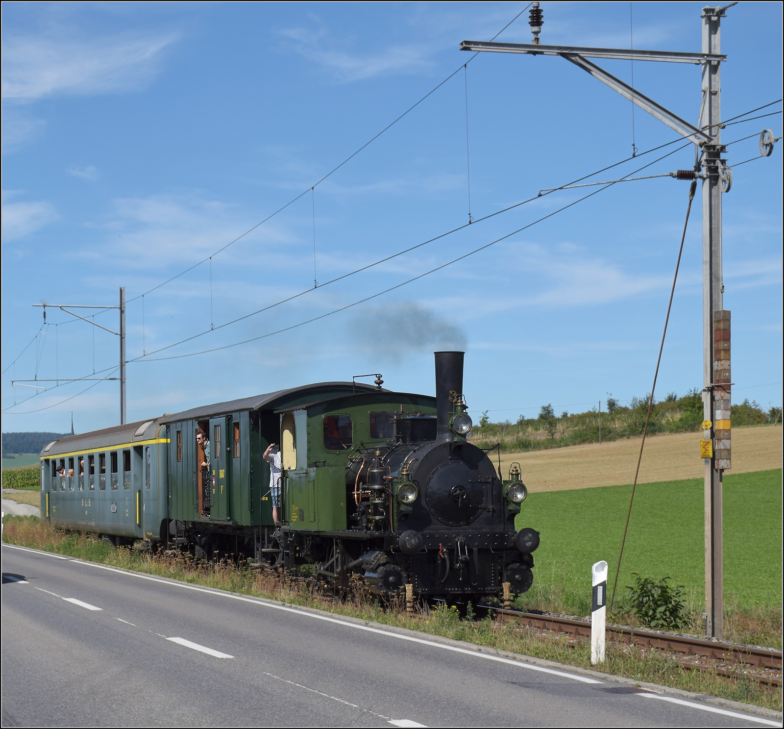 Historische Seethalbahn in Aktion.

E 3/3 'Beinwyl' der Seethalbahn mit dem SBB-Gep�ckwagen F 16847 und dem EW I der BLS A 801 beim Kieswerk Ballwil. September 2024.
