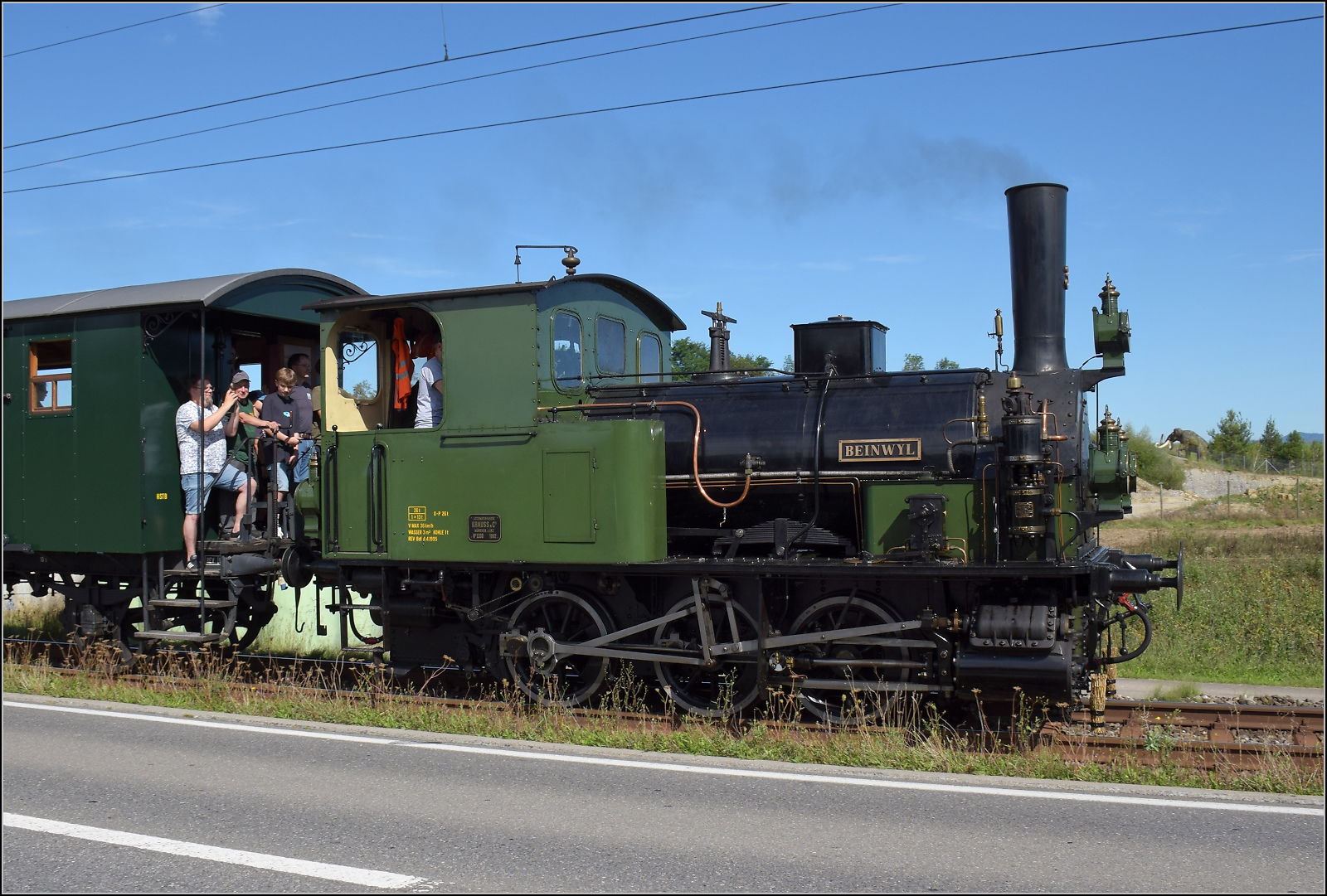 Historische Seethalbahn in Aktion.

E 3/3 'Beinwyl' der Seethalbahn mit dem SBB-Gep�ckwagen F 16847 und dem EW I der BLS A 801 beim Kieswerk Ballwil. September 2024.