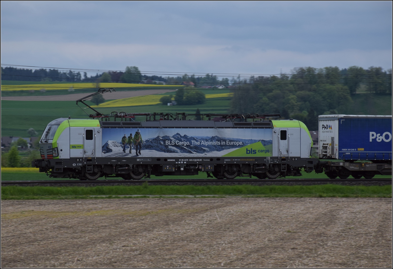 Hochneblig dunkel darf Re 475 422 als Vertreterin beim Gotthardzulauf fahren. Hendschiken, April 2023.