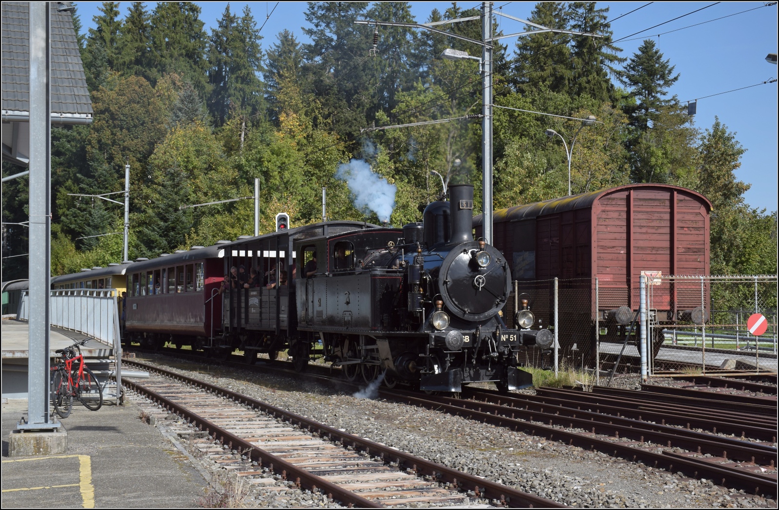 Huttwiler Dampftage. 

Ed 3/4 51 der Bern-Schwarzenburg-Bahn auf dem Weg nach Sumiswald und Wasen. Weier im Emmental, Oktober 2023.