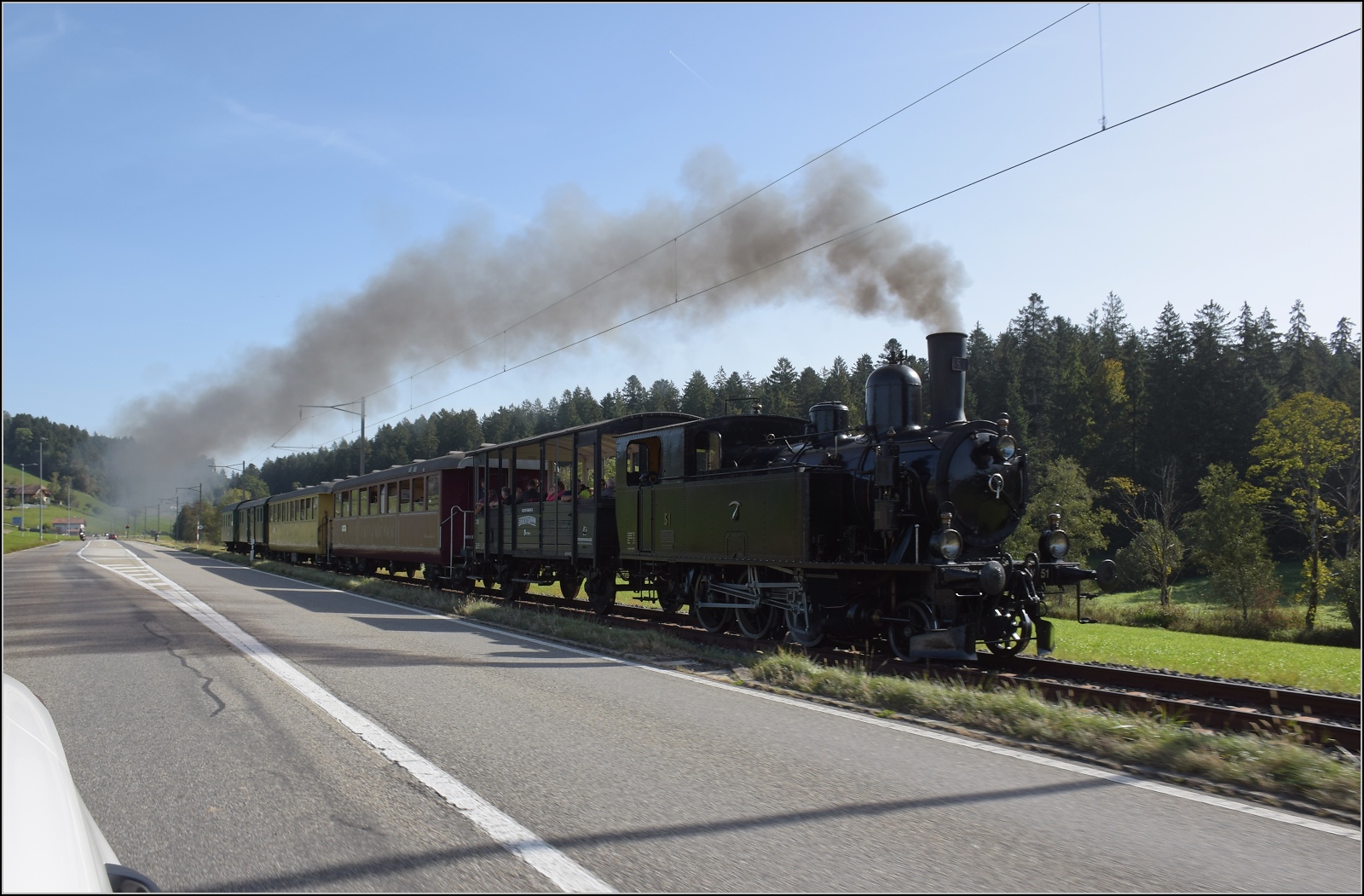Huttwiler Dampftage. 

Ed 3/4 51 der Bern-Schwarzenburg-Bahn auf dem Weg nach Sumiswald und Wasen. Wiggisberg, Oktober 2023.