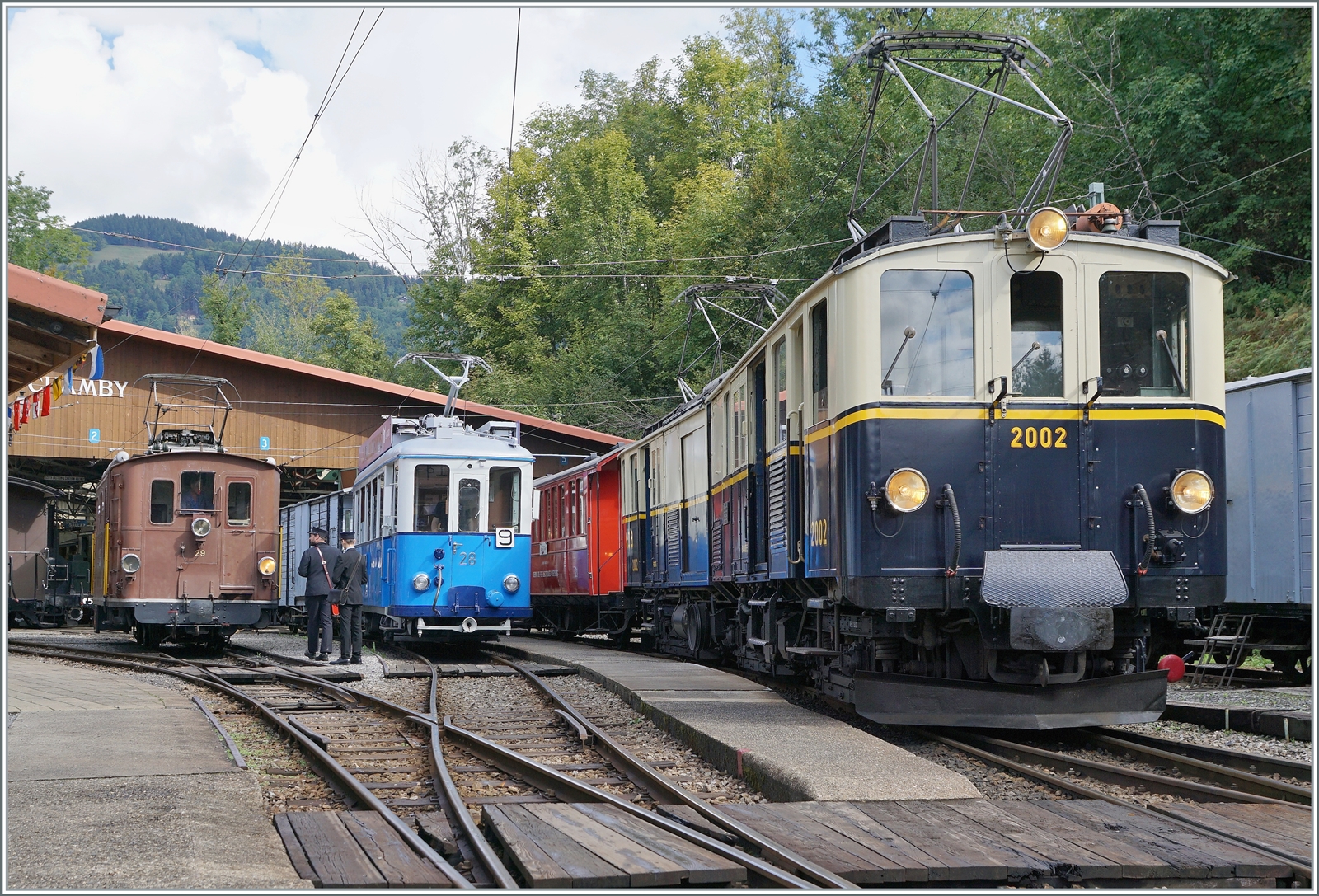 Il était une fois... les années 40 / Es war einmal: die 40er Jahre  - Der mächtige DZe 6/6 2002 der MOB passte perfekt zur Veranstaltung, als Triebwagen für edle Reisezüge beschafft worden und dazu nur relativ kurz im Einsatz, wurde er in der Folge für andere Leitungen verwendet. 

Das Bild zeigt den DZe 6/6 sowie den TL Ce 2/3 28 und BOB HGe 3/3 in Chaulin.

10. September 2022