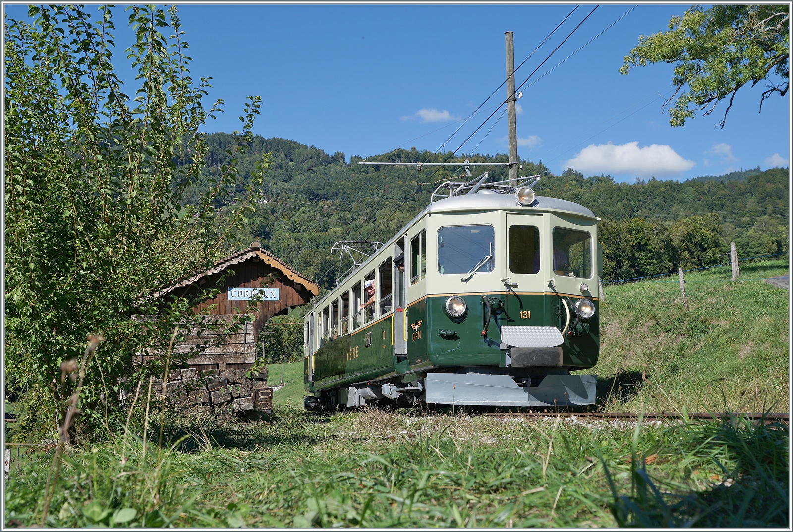  Il était une fois... les années 40 / Es war einmal: die 40er Jahre  - Eine Reise in die Vergangenheit, mit dem damals neuen GFM Ce 4/4 131 (Baujahr 1943) und einer äussert interessanten  Rundreise : Chaulin - Cornaux - Chamby - Chaulin. Das Bild zeigt den Ce 4/4 131 von GFM Historique beim Wenden in Cornaux.

10. September 2022 