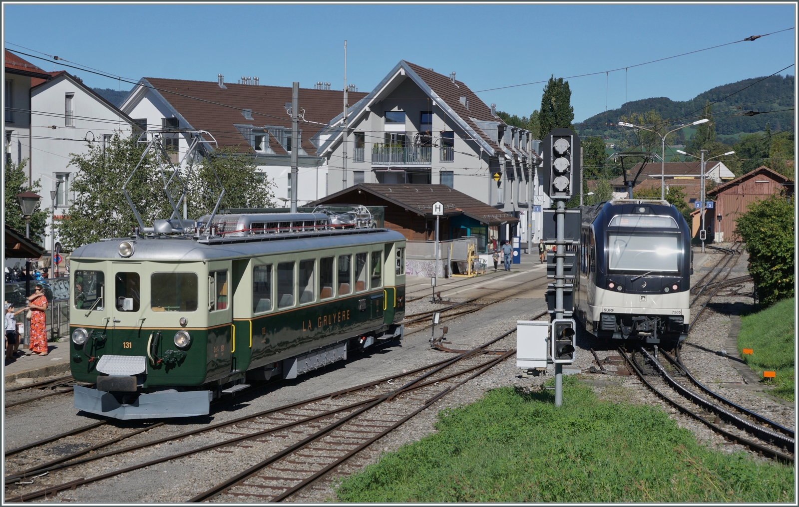 Il était une fois... les années 40 / Es war einmal: die 40er Jahre: Der GFM Ce 4/4 131 von GFM Historique rangiert in Blonay, während rechts im Bild ganz neuzeitlich ein CEV MVR ABeh 2/6 nach Les Pléiades den Bahnhof verlässt.

11. September 2022