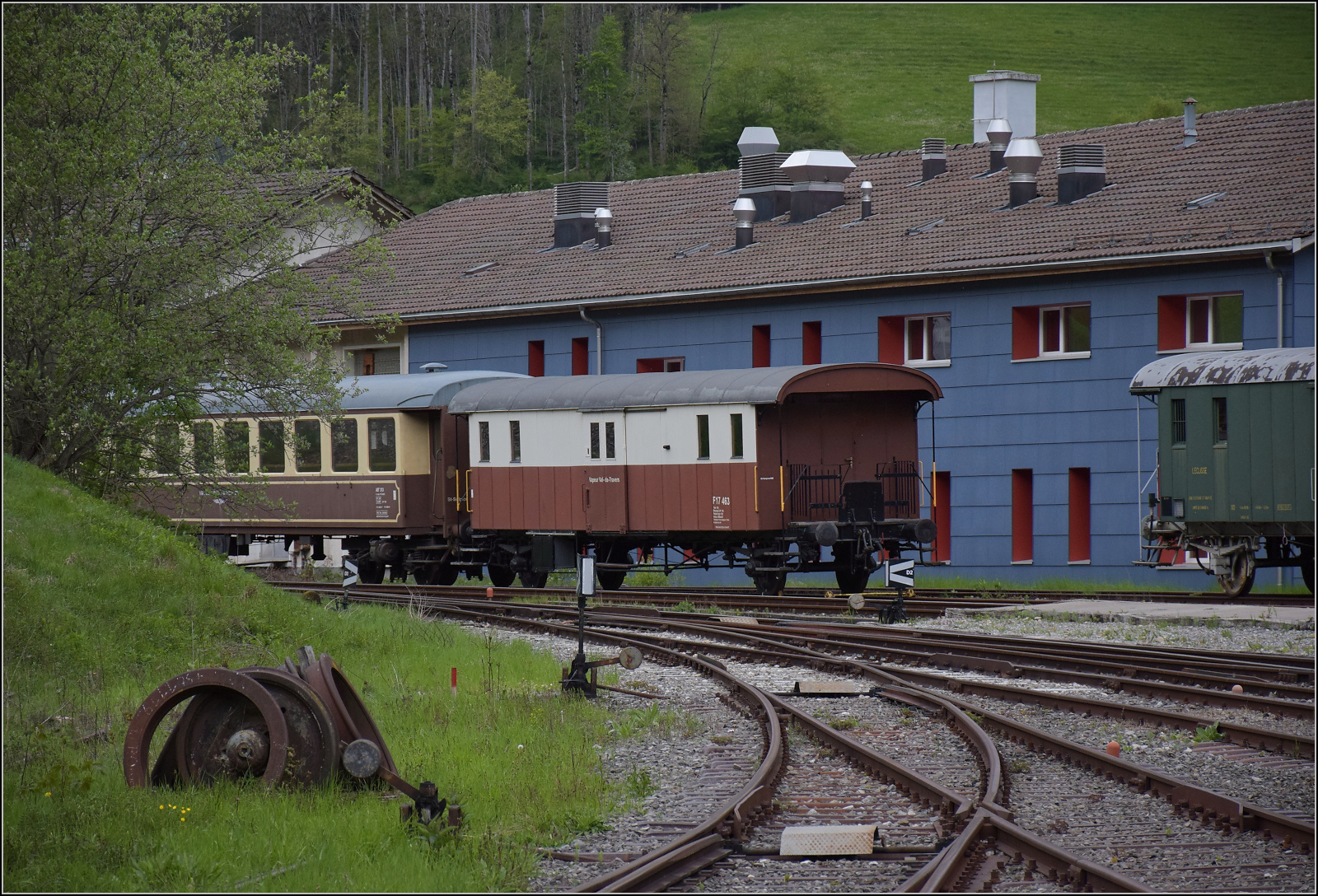 Im Depot des VVT.

Gepäckwagen F2 17463 in St-Sulpice. Mai 2024.