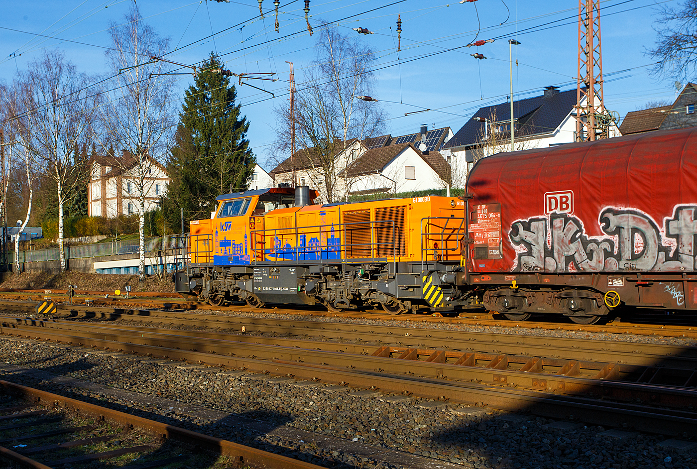 Im neuen Outfit mit Werbung für den Kreis Siegen-Wittgenstein, rangiert die KSW 44 (92 80 1271 004-4 D-KSW) eine MaK G 1000 BB der KSW (Kreisbahn Siegen-Wittgenstein) am 9 Januar 2024 einen Coilzug in Kreuztal.

Nun ist das nächste Opfer von Einsparungen der (deutschen) Ampelregierung gefunden. Die Ampel plant nun Millionen-Kürzungen auch im Güterverkehr, bei den privaten Güterbahn. Nicht nur bei den Bauern sind Einsparungen geplant, sondern auch in anderen Branchen. Die Bundesregierung will im Güterverkehr ebenfalls Subventionen streichen. Verbandsvertreter zeigen sich entsetzt, eigentlich müsste es angesichts des Klimawandels ja mehr Geld geben.

Die Bundesregierung will die Hilfen für die angeschlagenen Güterbahnen kürzen. So soll die Unterstützung bei den Gebühren für die Gleisnutzung praktisch halbiert werden, wie aus der Vorlage des Finanzministeriums für den Haushaltsausschuss hervorgeht. Statt 350 Millionen Euro wie in vergangenen Jahren soll es 2024 dafür nur noch 180 Millionen Euro geben.

Die Unterstützung beim Anlagenbau für die Güterbahnen soll nur noch 20 Millionen statt 85 Millionen Euro umfassen. Auch die Förderung des Gleisbaus der Bundesländer wird um zwei Drittel auf nur noch 27 Millionen Euro gekappt. Auch hier hätte in erster Linie der Güterverkehr profitiert. Vom Programm  Zukunft des Schienengüterverkehrs  bleiben von über 40 Millionen Euro nur noch 26 Millionen. Insgesamt würden so rund 300 Millionen Euro gestrichen, wenn die Haushälter der Ampel-Koalition zustimmen.

Einsparungen würde Güterbranche hart treffen, inwieweit hiervon die KSW auch betroffen ist, kann ich noch nicht sagen.

Die Einsparungen im Zuge der Ampel-Sparbeschlüsse würden die ohnehin angeschlagene Güterbranche hart treffen. Eigentlich sollte sie als klimafreundliche Alternative zum Lkw gefördert werden und zugleich die Überlastung der Straßen bremsen. DB Cargo, die Güterbahn der Deutschen Bahn, fährt seit Jahren hohe Verluste ein, die der Staat regelmäßig ausgleicht.

Quelle: NTV und Handelsblatt
