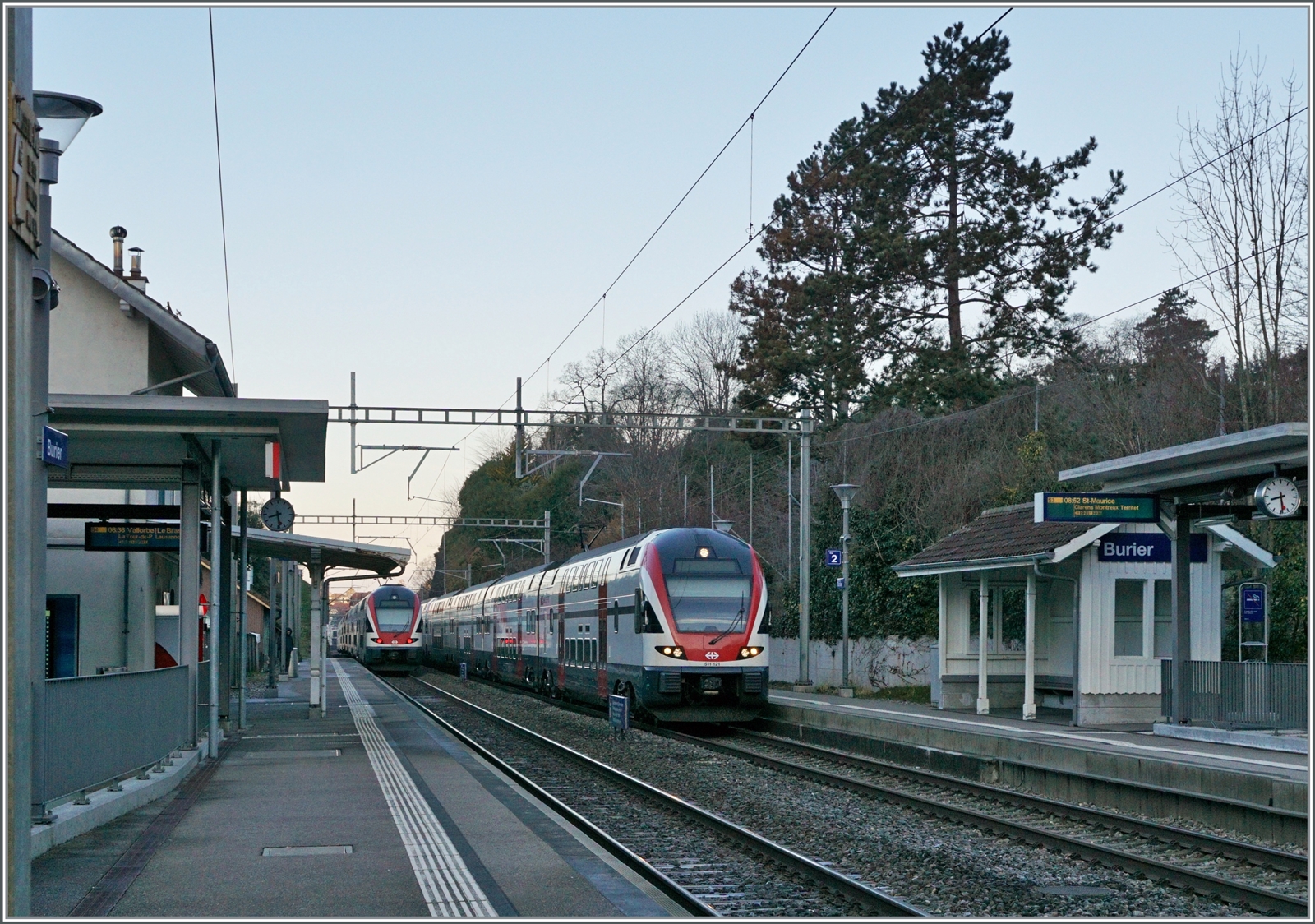 Im noch schattigen Burier begengen sich zuwei RE der Relation Annemasse - St-Maurice. 

26. Feb. 2023