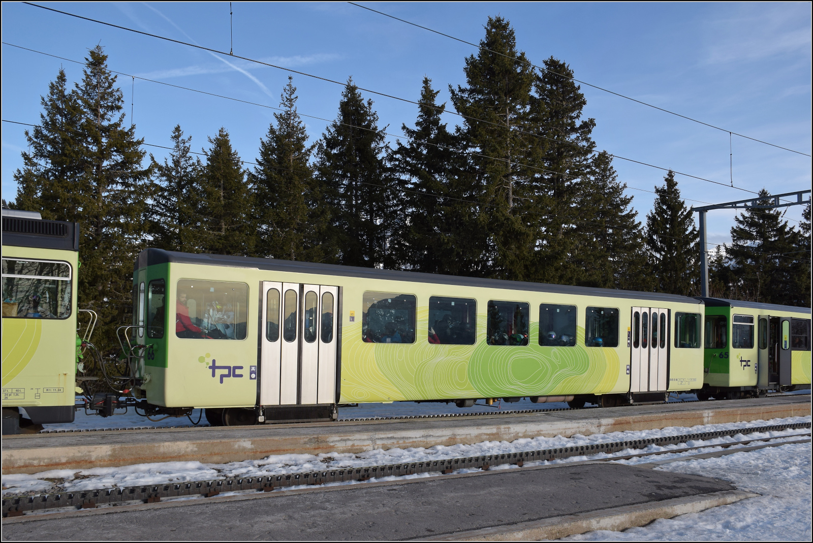 Im Zugverband von BDeh 4/4 83 fährt der (Ultraleicht-) Wagen B 66 aus dem Jahr 1983 von den Herstellern ACMV/SIG/BBC mit. Dieser Wagen wurde an die CEV geliefert und erst im Jahr 2010 von der umfirmierten MVR an die BVG abgegeben. Bouquetins, Januar 2026.