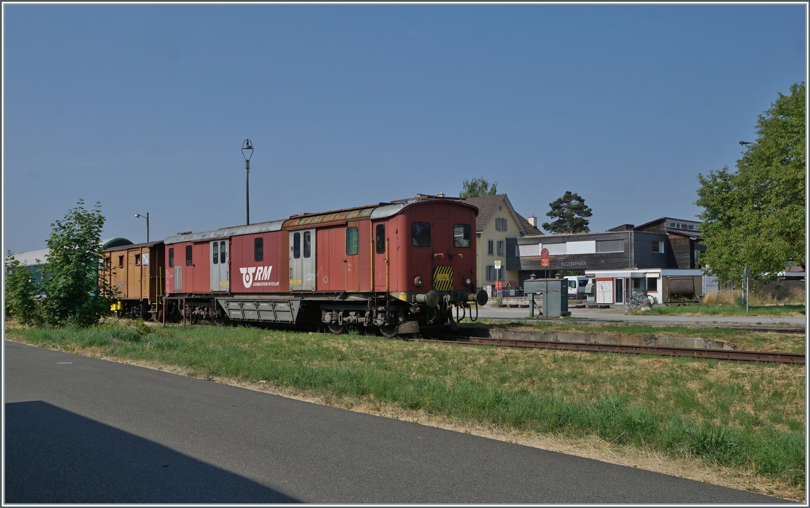In Ramsen steht der Hilfswagen 80 62 EBT 97 12 100-6 und war eine geniale Einladung zur Gestaltung des Bildes  SBB Dm 2/4 im Sommer 1963 . Tatsächlich handelt es sich bei diesem Fahrzeug um den 1930 als Fm 2/4 18601 ausgelieferten Gepäck-Dieseltriebwagen, der 1948 zum Fm 2/4 891 mutierte und 1961 nach einem Umbau als Dm 2/4 1692 auf der Strecke Etzwilen Singen im Einsatz stand. Heute gehört der Triebwagen der SEHR&RS.

18. Juni 2023