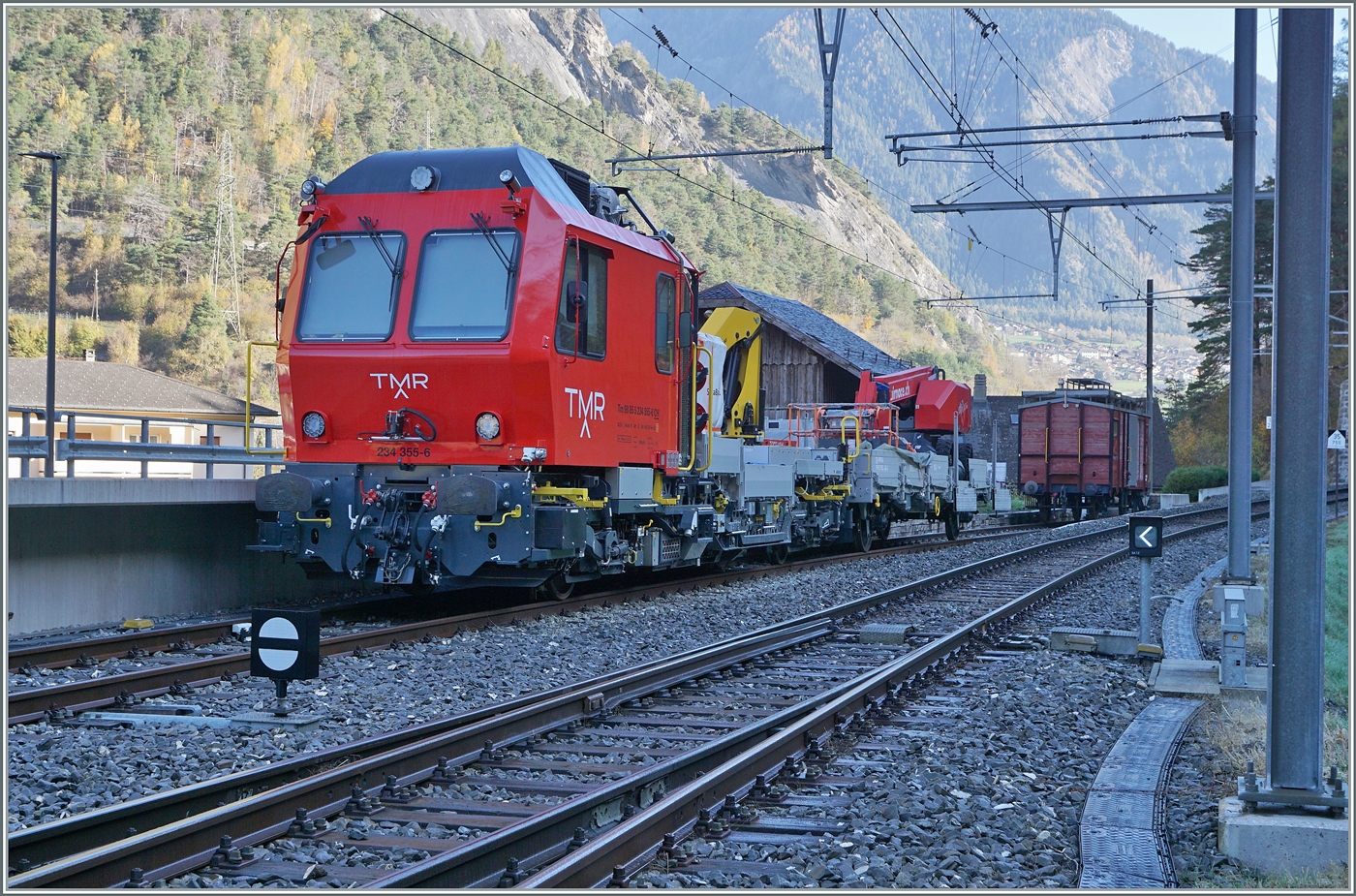 In Sembrancher steht der ziemlich neue TMR Tm 234 355 (Tm 98 85 5 234 355-6 CH) - Besitzer Initialen fehlen.

30. Oktober 2024