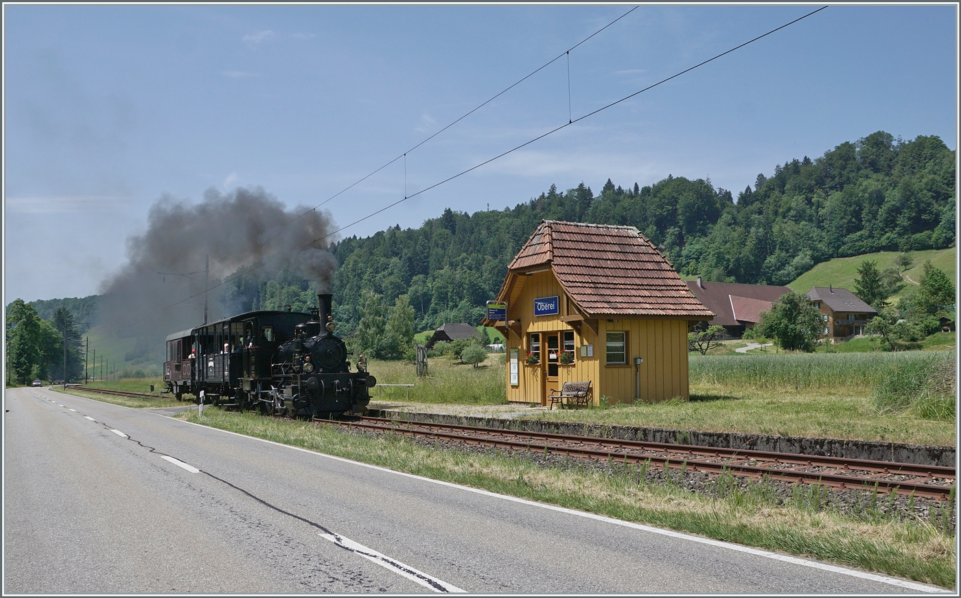In Sumiswald findet der traditionelle Gotthelf-Märit statt und für diesen Markt fährt die  Emmentalbahn  auf der Strecke Sumiswald Grünen - Wasen i.E. einige Dampfzüge. Das Bild zeigt die E 3/3 853 des Vereins Dampf Bahn Bern Mit einem Dampfzug der  Emmentalbahn  auf der Fahrt nach Wasen i. E. Die E 3/3 853 (UIC 90 85 0008 573-3) den Halt Oberei; ein Halt auf Verlangen. Die Strecke wird zwar nicht mehr von Fahrplanmässigen Reisezügen befahren, aber Bahnhofsgebäude ist weiterhin in  Betrieb  einerseits als Bushaltestelle und andererseits dient der Wartesaal als Hofladen; und einmal pro Monat verkehrt - so steht es auf dem angeschlagenen Fahrplan - ein Museumszug der Emmentalbahn von Wasen nach Huttwil und zurück.

14. Juni 2025