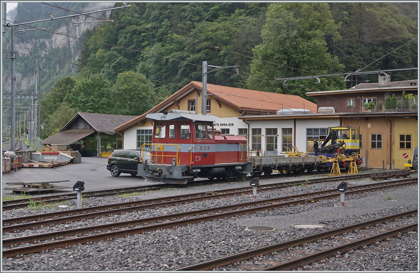 In Zweilütschinen steht die BOB HGm 2/2 31 die ich aus dem  fahrenden Zug heraus  fotografieren konnte, da bei der BOB noch der Top Komfort der sich öffnenden Fenster angeboten wird!

23. Juli 2023