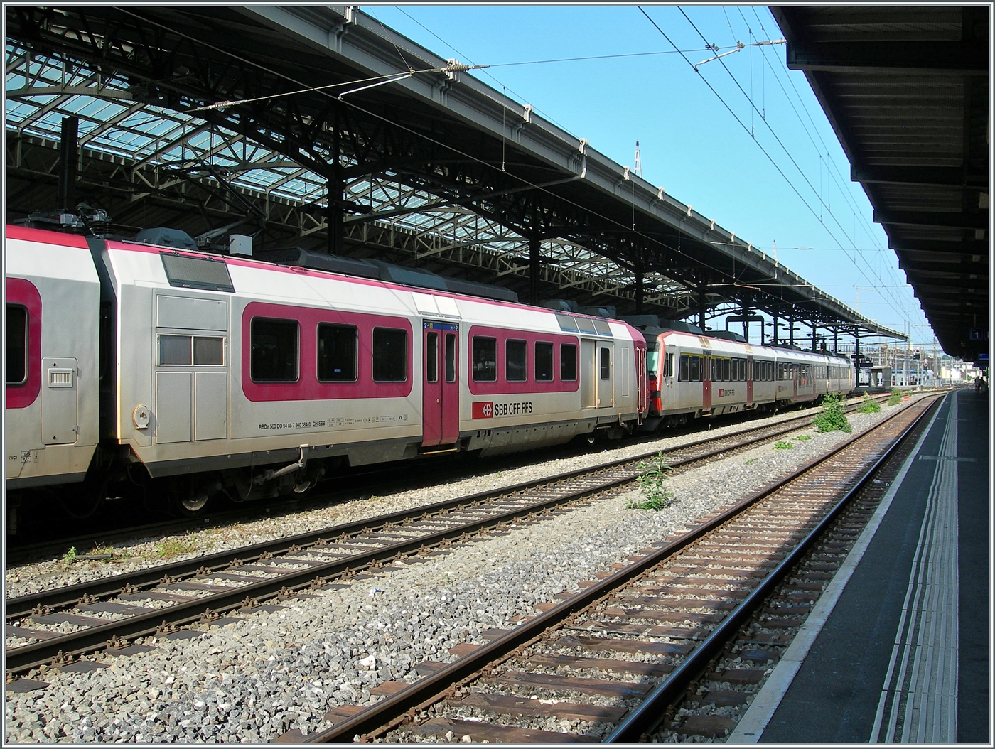 Infolge Bauarbeiten verkehren zwei zusammengekuppelte Domino RBDe 560 sozusagen als S 40  Shuttle  zwischen Lausanne und Palézieux. Zu meiner Freude war der RBDe 560 Seite Palézieux der ex. Travys RBDe 560 384 Domino, der beim Wenden in Lausanne von der Steuerwagenseite her zu sehen ist. Der Zug wartet auf die baldige Abfahrt als S40 24643 nach Palézieux. 

10. Mai 2025