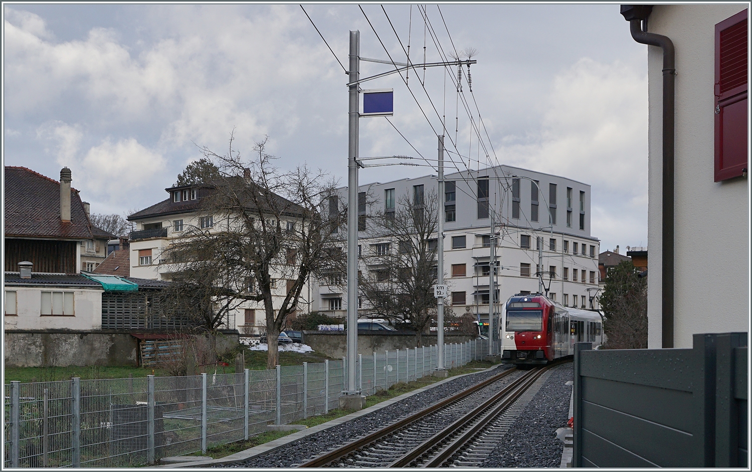 Kurz darauf folgt der SURF TPF Schmalspurzug Be 2/4 - B - ABe 2/4 101 als S 50 von Palézieux nach Montbovon. Die Aufnahme entstand bei Bahnübergang der Rue du Moléson. 

22. Dezember 2022 