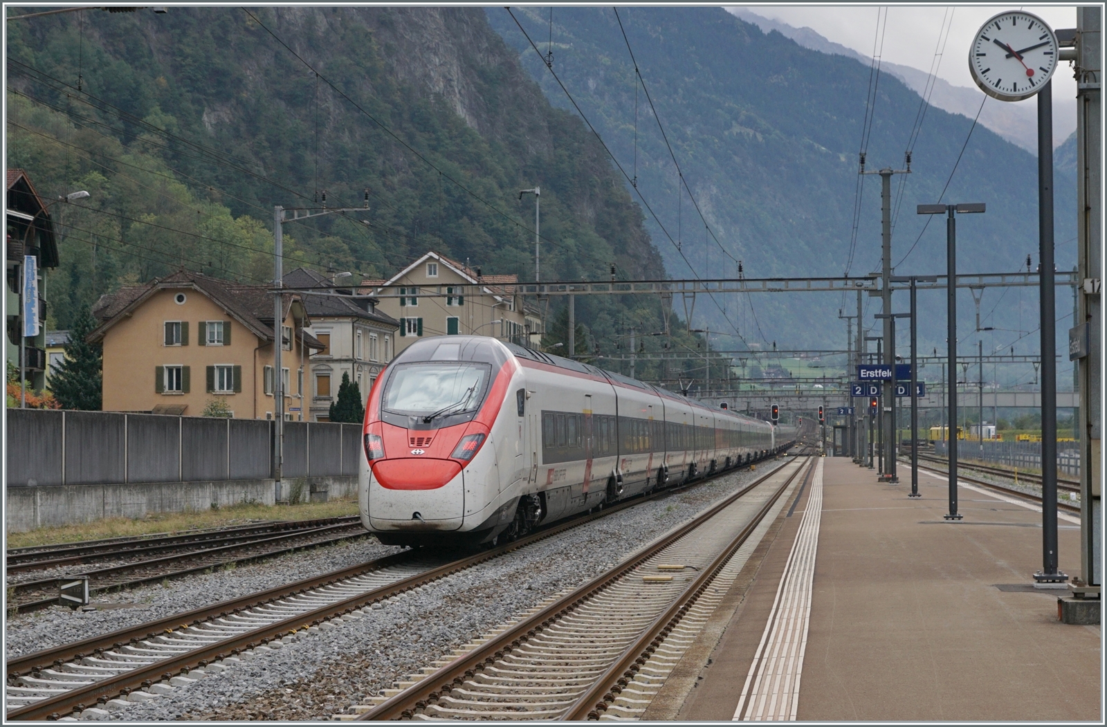 Kurz vor Erstfeld verlassen die meisten Züge Richtung Süden das Trasse der  alten Gotthard  Bahn und fahrend durch den Gotthard Bassistunnel. Da dieser zur Zeit nur sehr eingeschränkt in Betrieb ist, werden die von wenigen Ausnahem abgesehen die meisten Reisezüge und eingie Güterzüge via  alte Gotthardbahn-Strecke  , heute auch  Gotthard Panorama Strecke genannt umgeleitet. Somit sind hochwertige Reisezüge bei der Durchfahrt in Erstfeld für kurze Zeit wieder Alltag. Für die grosse Mehrzahl dieser Leistungen sind SBB Giruno RABe 501 im Einsatz, die wenn möglich in Doppeltraktion verkehren. Im Bild der SBB RABe 501 027  Schaffhausen an der Spitze und der 501 010  Basel Land  als als IC 10865 von Zürich HB nach Lugano bei der Durchfahrt in Erstfeld.

19. Oktober 2023
