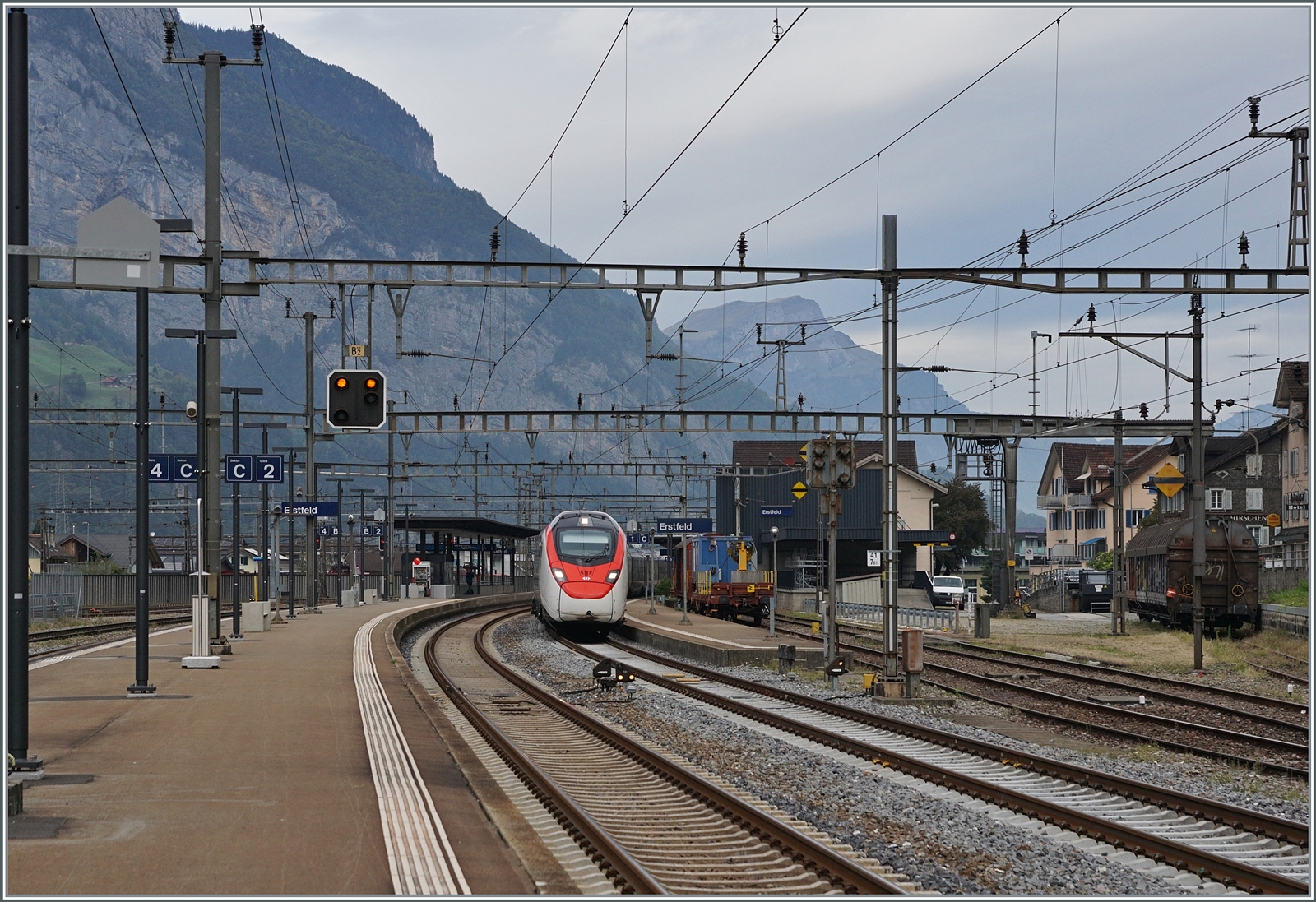 Kurz vor Erstfeld verlassen die meisten Züge Richtung Süden das Trasse der  alten Gotthard  Bahn und fahrend durch den Gotthard Bassistunnel. Da dieser zur Zeit nur sehr eingeschränkt in Betrieb ist, werden die von wenigen Ausnahem abgesehen die meisten Reisezüge und eingie Güterzüge via  alte Gotthardbahn-Strecke  , heute auch  Gotthard Panorama Strecke genannt umgeleitet. Somit sind hochwertige Reisezüge bei der Durchfahrt in Erstfeld für kurze Zeit wieder Alltag. Für die grosse Mehrzahl dieser Leistungen sind SBB Giruno RABe 501 im Einsatz, die wenn möglich in Doppeltraktion verkehren. 
Im Bild der SBB RABe 501 027  Schaffhausen (und nicht zu sehend) der 501 010  Basel Land  als als IC 10865 von Zürich HB nach Lugano bei der Durchfahrt in Erstfeld. 

19. Oktober 2023