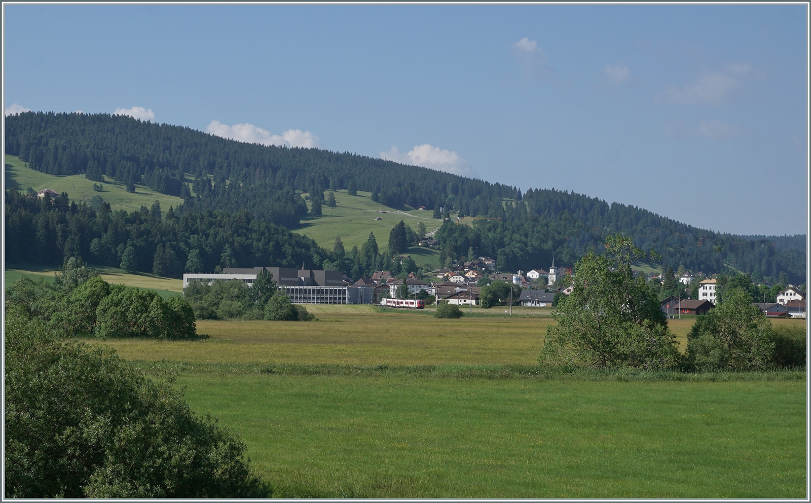 Kurz vor der Umstellung auf das neue Betriebskonzept mit den direkten Zügen Le Brassus - Aigle: Der TRAVYS RBDe 560 385-7 (RBDe 560 DO TR 94 85 7560 385-7 CH-TVYS)  Lac de Joux  ist als Regionalzug von Le Brassus nach unterwegs und konnte kurz nach seiner Abfahrt in Le Brassus fotografiert werden. 

16. Juni 2022