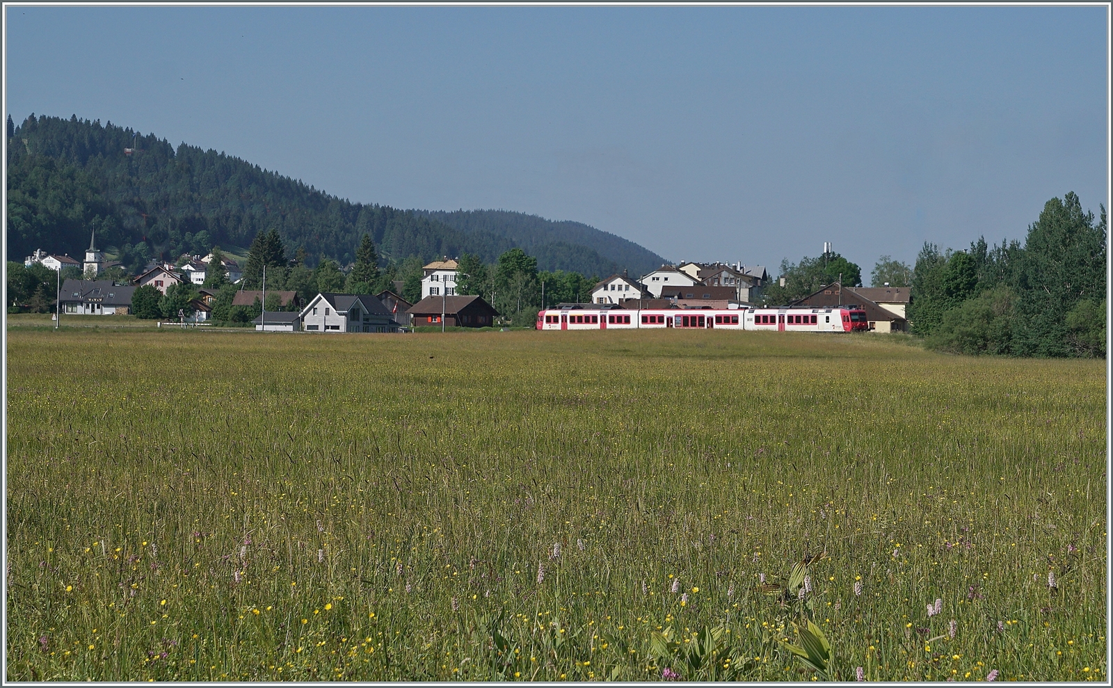 Kurz vor der Umstellung auf das neue Betriebskonzept mit den direkten Zügen Le Brassus - Aigle: Der TRAVYS RBDe 560 385-7 (RBDe 560 DO TR 94 85 7560 385-7 CH-TVYS)  Lac de Joux  ist als Regionalzug 6011 von Vallorbe nach Le Brassus unterwegs und konnte kurz vor seiner Ankunft in Le Brassus fotografiert werden.

16. Juni 2022