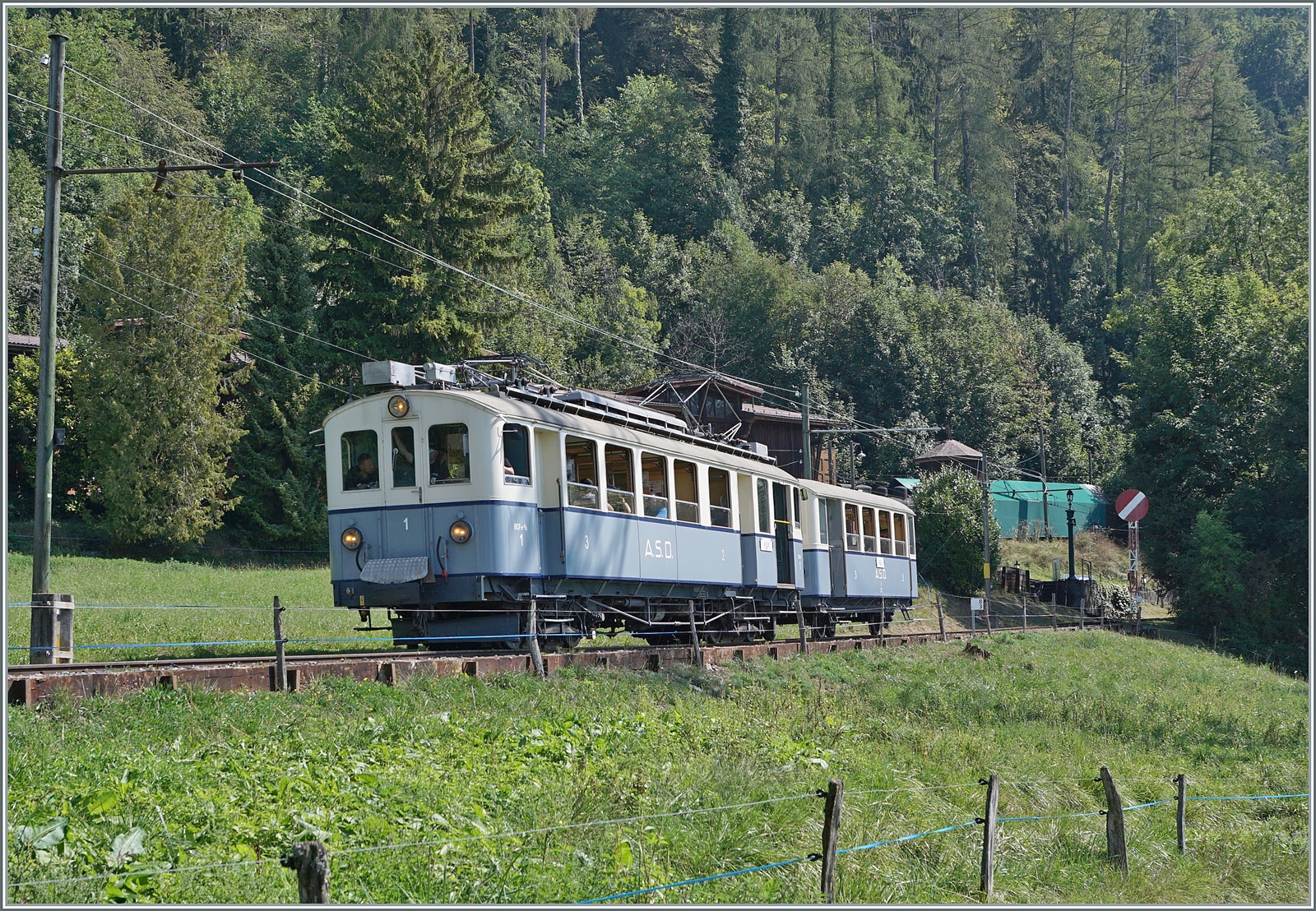  Le Chablais en fête  bei der Blonay Chamby Bahn. Die Eröffnung des ersten Teilstückes der Bex - Villars vor 125 Jahren, sowie die vor 80 Jahren erfolgte Fusion einiger Strecken im Chablais war der Anlass zum diesjährigen Herbstfestivals  Le Chablais en fête  bei der Blonay-Chamby Bahn. Als besondere Attraktion zeigt sich der ASD BCFe 4/4 N° 1  TransOrmonan  der ASD mit seinem B 35 als Gastfahrzeug. Das Bild zeigt den 1913 gebauten und 1940 umgebauten BCFe 4/4 N° 1 auf der Fahrt von Museumsbahnhof nach Blonay bei Chaulin.

9. September 2023 