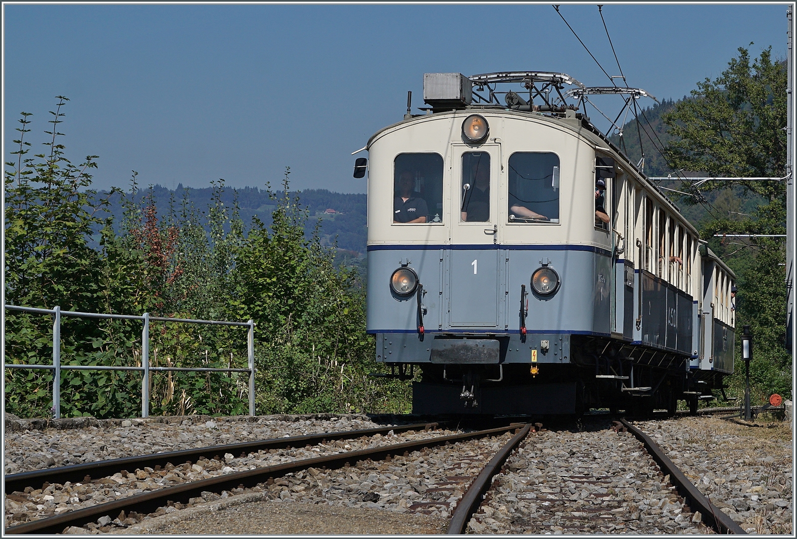  Le Chablais en fête  bei der Blonay Chamby Bahn. Der bestens gepflegte, 1913 gebauten und 1940 umgebauten BCFe 4/4 N° 1 erreicht auf seiner Fahrt von Blonay nach Chaulin den Banhof von Chamby.

9. September 2023