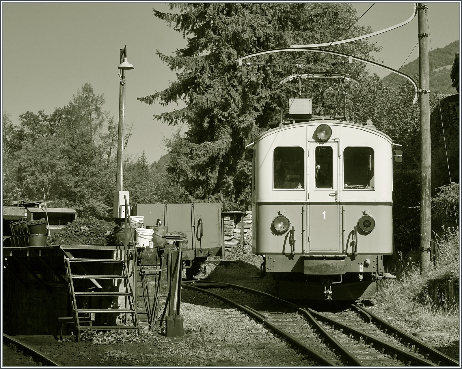  Le Chablais en fête  bei der Blonay Chamby Bahn. Die Eröffnung des ersten Teilstückes der Bex - Villars vor 125 Jahren, sowie die vor 80 Jahren erfolgte Fusion einiger Strecken im Chablais war der Anlass zum diesjährigen Herbstfestivals  Le Chablais en fête  bei der Blonay-Chamby Bahn. Als besondere Attraktion zeigt sich der ASD BCFe 4/4 N° 1  TransOrmonan  der ASD mit seinem B 35 als Gastfahrzeug. Das Bild zeigt den 1913 gebauten und 1940 umgebauten BCFe 4/4 N° 1 auf der Fahrt in den Museumsbahnhof in Chaulin.

9. September 2023
