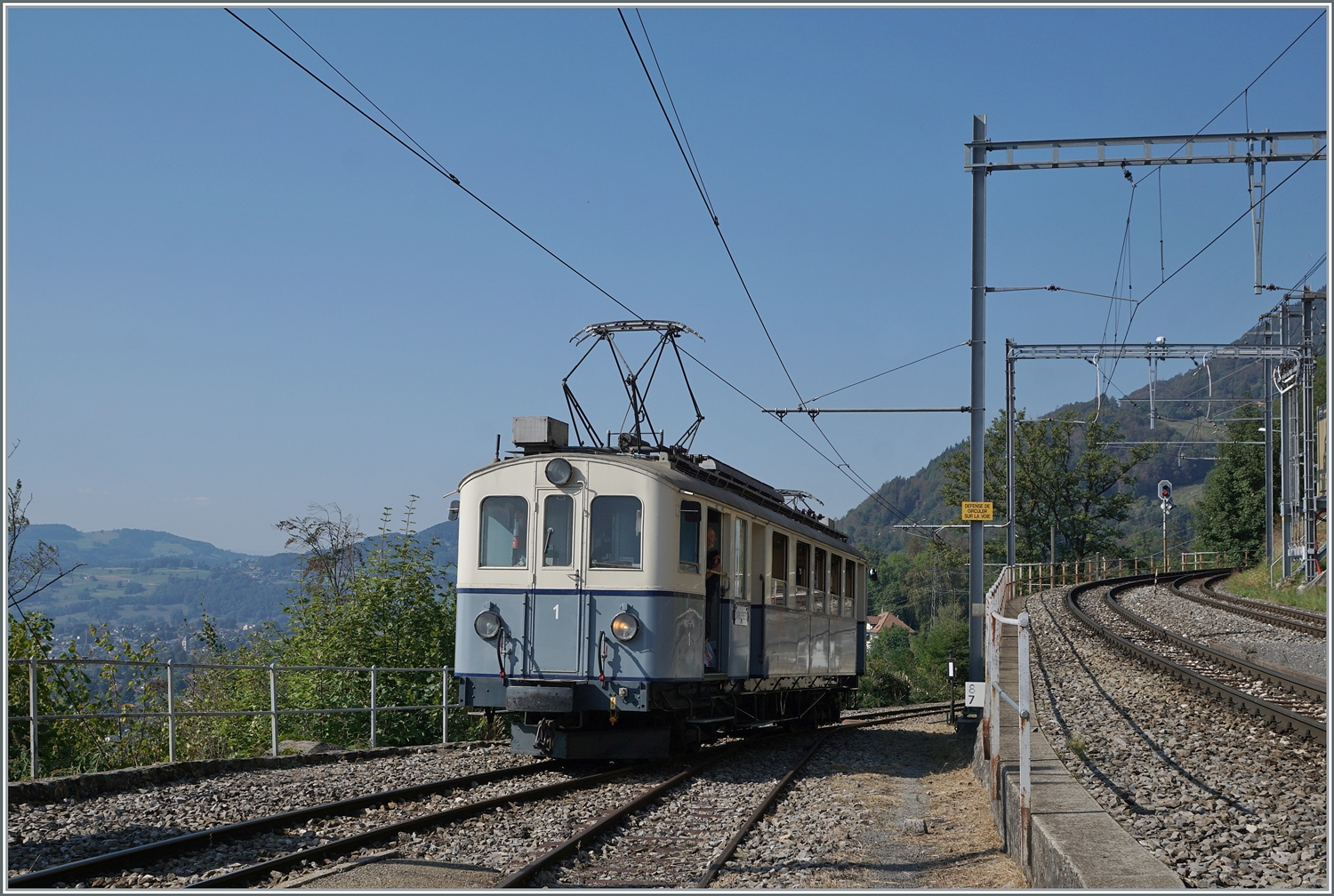 Le Chablais en fête  bei der Blonay Chamby Bahn. Der bestens gepflegte ASD BCFe 4/4 N° 1 bei seiner  Rund -Fahrt von Chaulin nach Cornaux und Chamby und zurück nach Chaulin verlässt Chamby in Richtung Chaulin.

9. September 2023