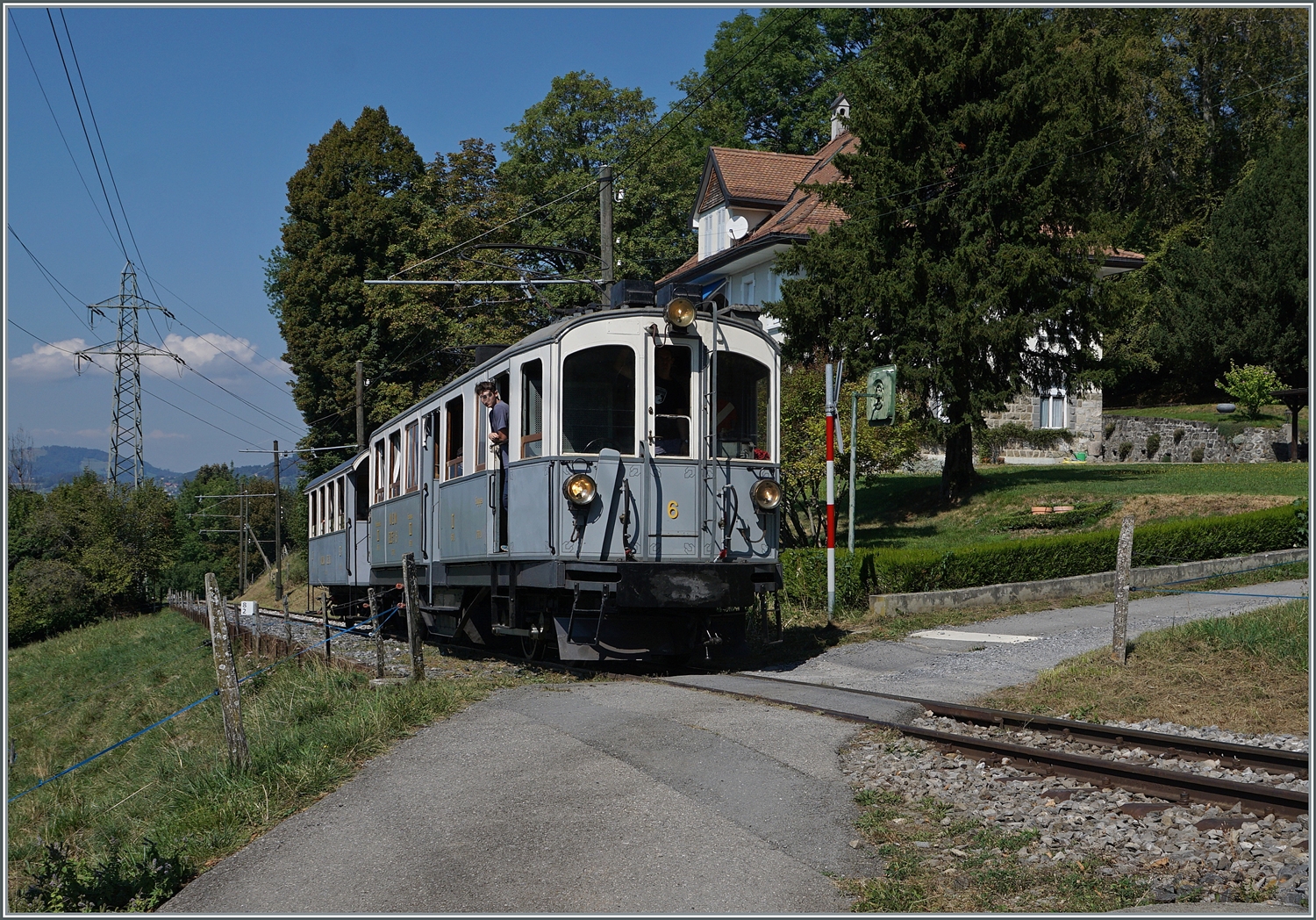  Le Chablais en fête  bei der Blonay Chamby Bahn. Der MCM Triebwagen BCFeh 4/4 N° 6 (Baujahr 1909 SLM/SIG/EGA) der Blonay passt besten zum Thema und fährt bei Chaulin mi einem passenden Reisezugwagen in Richtung Chamby

9. September 2023