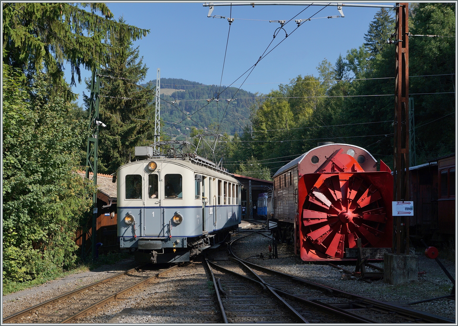  Le Chablais en fête  bei der Blonay Chamby Bahn. Der 1913 gebaute und 1940 umgebaute BCFe 4/4 N° 1 der ASD verlässt den Museumsbahnhof Chaulin der Blonay-Chamby Bahn. 

9. September 2023