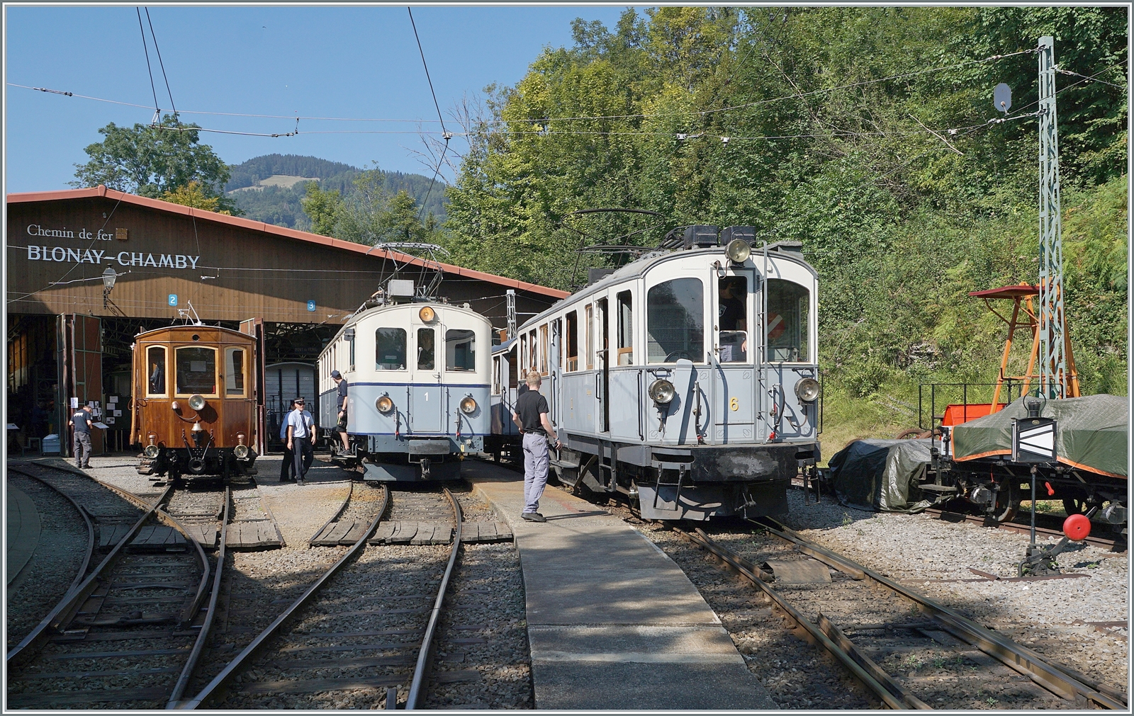  Le Chablais en fête  bei der Blonay Chamby Eisenbahn. Die Eröffnung des ersten Teilstückes der Bex - Villars vor 125 Jahren, sowie die vor 80 Jahren erfolgte Fusion einiger Strecken im Chablais war der Anlass zum diesjährigen Herbstfestivals  Le Chablais en fête. Als besondere Attraktion zeigt sich der ASD BCFe 4/4 N° 1  TransOrmonan  der TPC mit seinem B 35 als Gastfahrzeug. Das Bild zeigt den 1913 gebauten und 1940 umgebauten BCFe 4/4 N° 1 zwischen dem A-L AL Abteilwagen mit Gepäckabteil CF2 N° 21 von 1900 (SIG) und dem MCM	Triebwagen BCFeh 4/4 N° 6 (Baujahr 1909).

9. September 2023