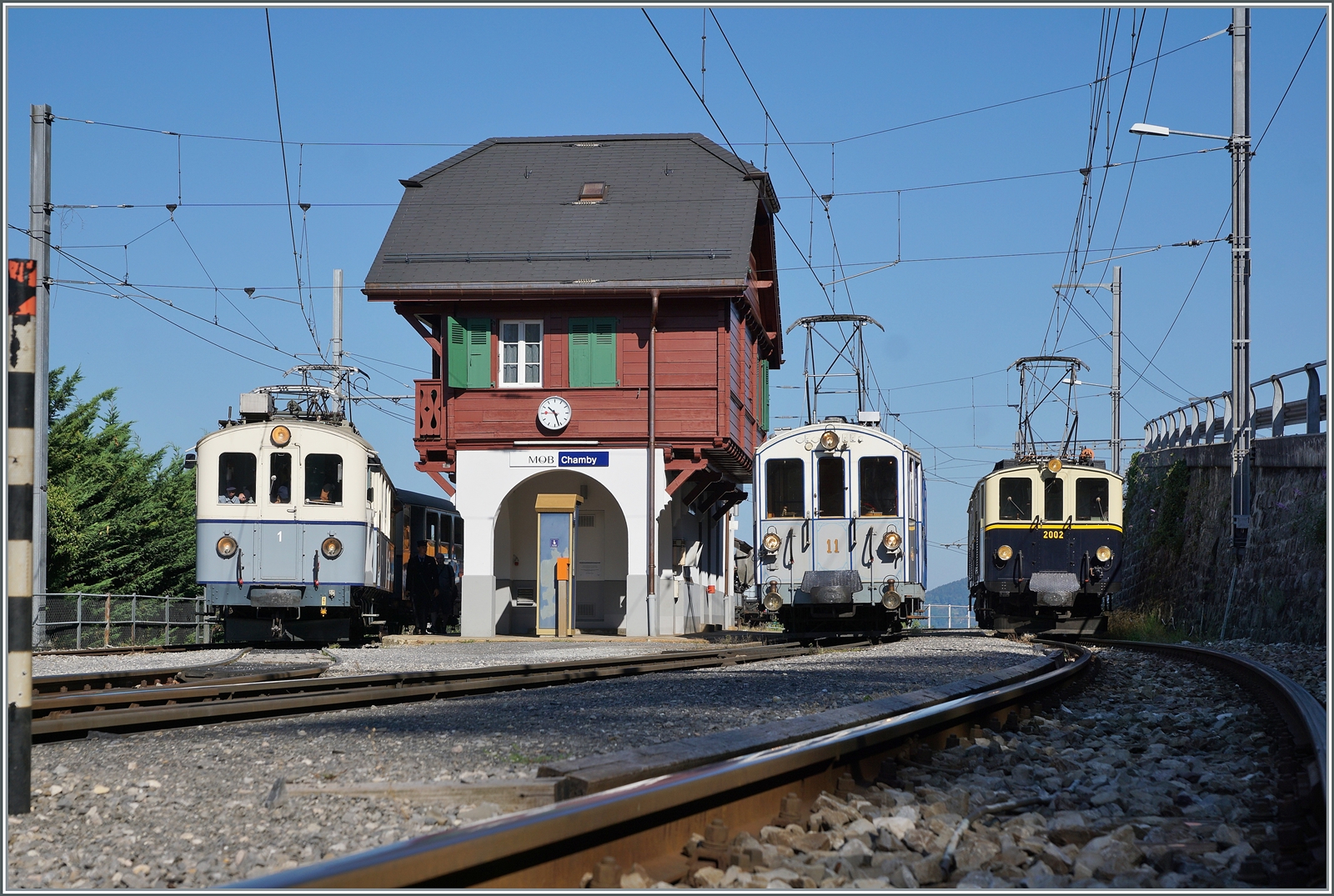  Le Chablais en fête  bei der Blonay Chamby Bahn. Die Eröffnung des ersten Teilstückes der Bex - Villars Bahn vor 125 Jahren, sowie die vor 80 Jahren erfolgte Fusion einiger Strecken im Chablais waren der Anlass zum diesjährigen Herbstfestivals  Le Chablais en fête. Wohl unbestritten einer der Höhepunkte des Anlasses war die  spontane  Fahrzeugparade in Chamby, hier als eine Varaiante mit einem etwas anderen Fotostellenstandpunkt. Als besondere Attraktion zeigt sich der ASD BCFe 4/4 N° 1  TransOrmonan  der TPC mit seinem B 35 als Gastfahrzeug. Eine grosse und bestens organisierte Überraschung gab es heute Morgen in Chamby: Das Bild zeigt den 1913 gebauten und 1940 umgebauten ASD BCFe 4/4 N° 1 auf der Fahrt von Blonay nach Chaulin (links im Bild) und die beiden MOB BCFe 4/4 N° 11 (Baujahr 1905) und DZe 6/6 2002 (Baujahr 1932), beide heute bei Blonay-Chamby Bahn, bei einer feinen Fahrzeugparade zwischen zwei MOB/MVR Zügen in Chamby. 

10. September 2023
