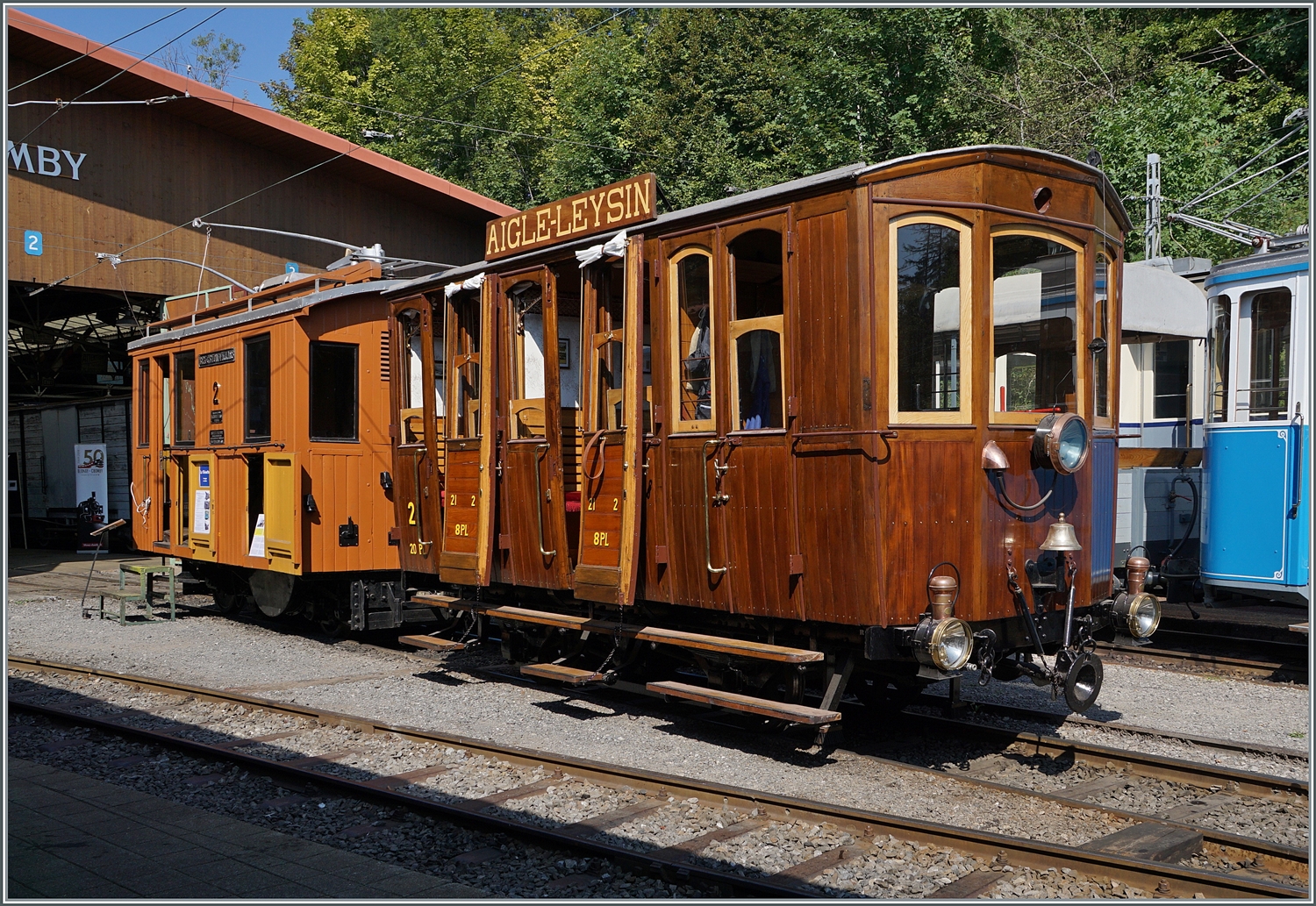  Le Chablais en fête : Und dies mit einer interessanten Zusammenstellung: die BVB He 2/2 N°  2 mit dem liebevoll hergerichteten A-L CF 2 21 zeigen sich in Chaulin dem interessierten Publikum.

28. Okt. 2023