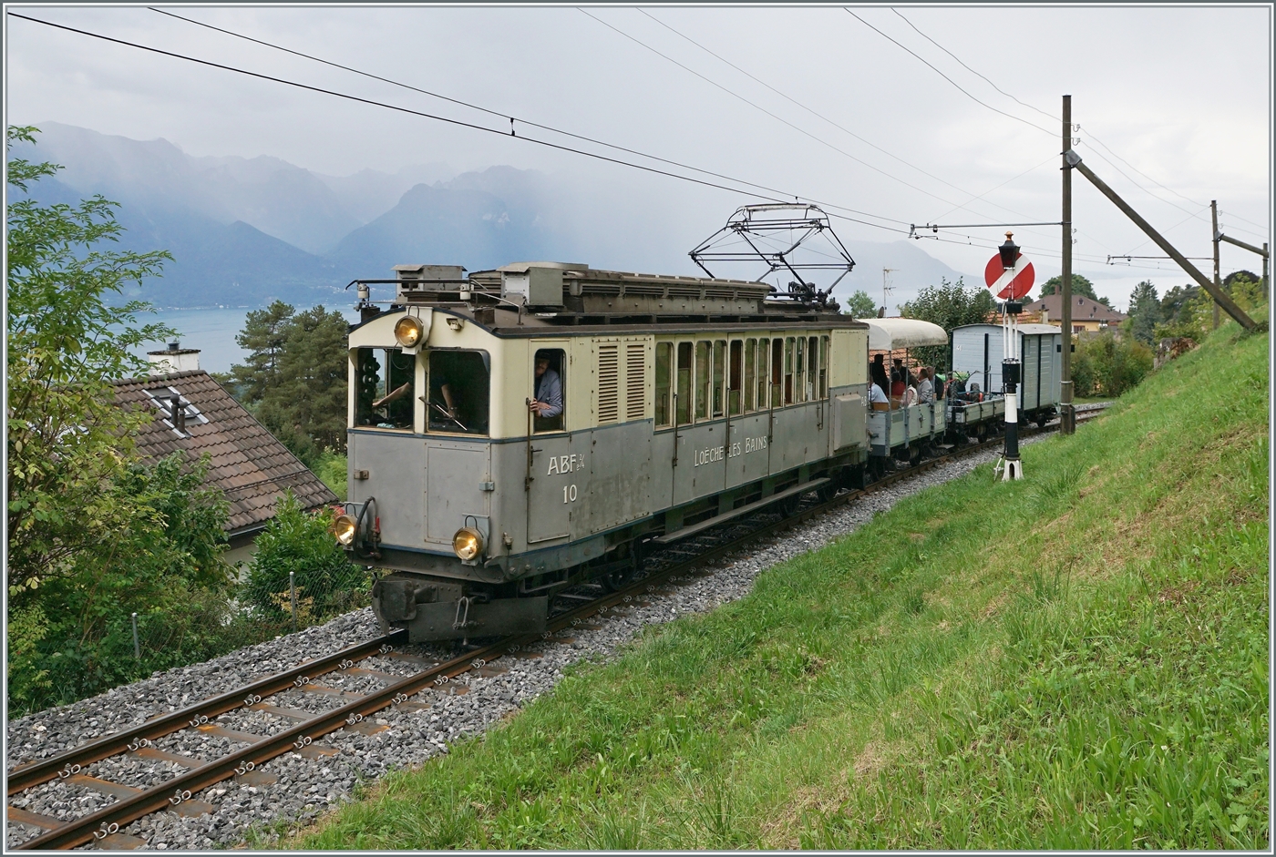 Les chemins de fer disparus - Die verschwundenen Bahnen (LLB 1915 - 1967) Der Leuk Leukerbad Bahn (LLB) Triebwagen mit der Anschrift ABFe 2/4 N° 10 der Blonay Chamby Bahn ist mit passenden Wagen als Museumszug N° 1065 beim B-C Einfahrsignal von Blonay auf dem Weg nach Chaulin. 13. September 2025 