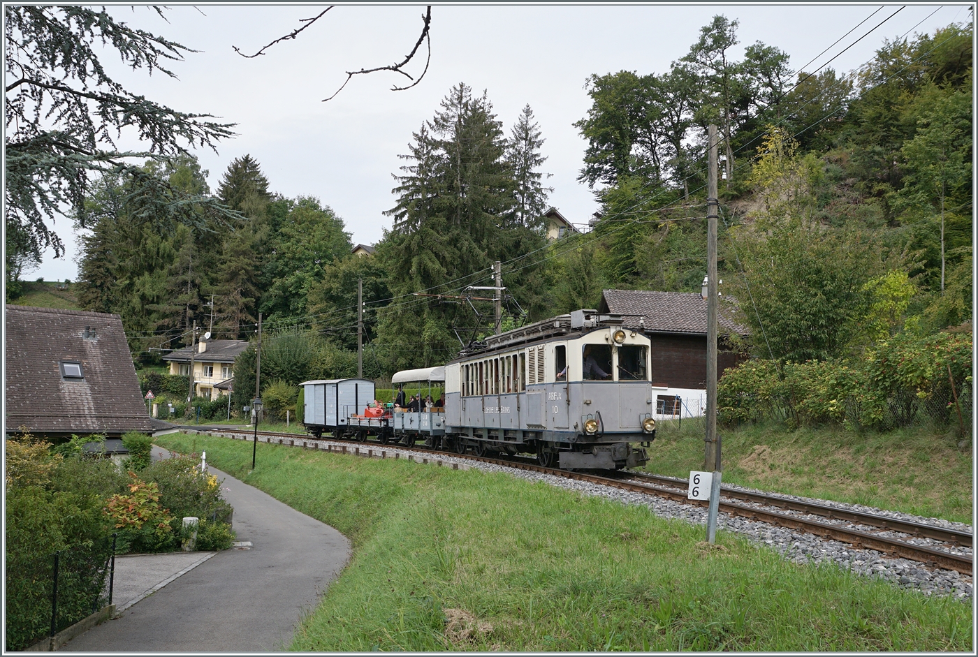 Les chemins de fer disparus - Die verschwundenen Bahnen (LLB 1915 - 1967) Der Leuk Leukerbad Bahn (LLB) Triebwagen mit der Anschrift ABFe 2/4 N° 10 der Blonay Chamby Bahn ist mit passenden Wagen bei Kilometer 6.6 als Museumszug auf dem Weg von Blonay nach Chaulin.

13. September 2025 