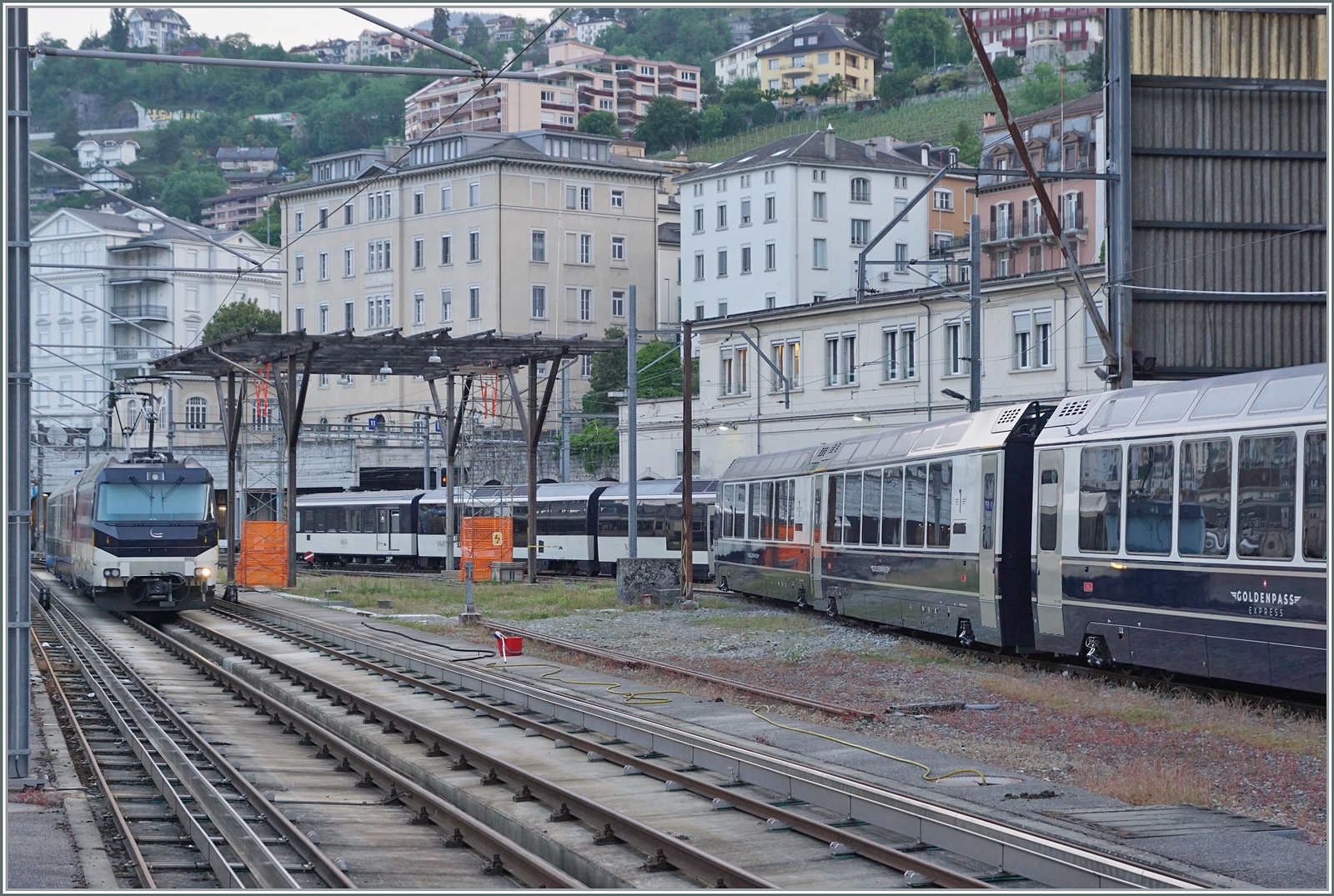 Links im Bild nochmals die MOB Ge 4/4 8002 und rechts die andere Hälfte des GPX in Montreux. 

23. Mai 2023