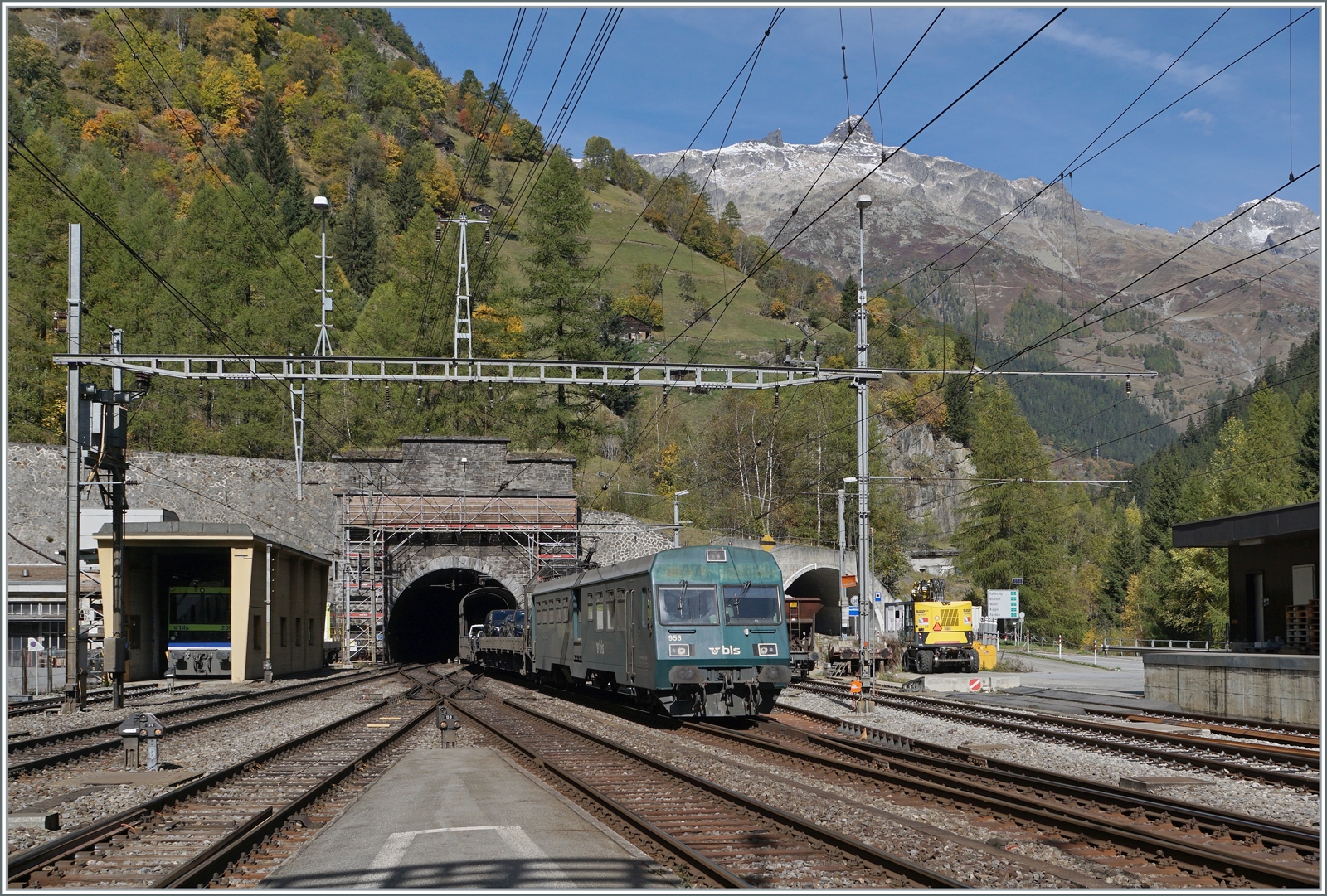 Mit dem BLS Steuerwagen BDt 956 an der Spitze verlässt ein Auto-Tunnelzug den Lötschbergtunnel und erreicht Goppenstein. 

11. Okt. 2022