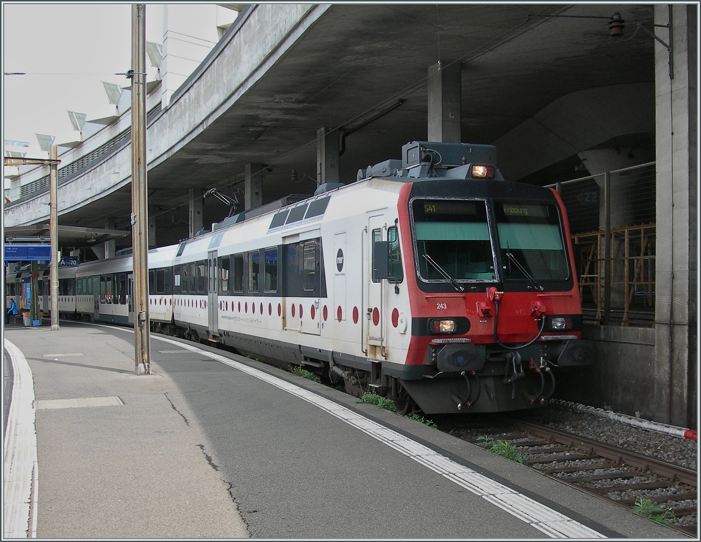 Mit dem RBDe 560 243 (RBDe 560 DO 94 85 7 560 243-8 CH-TPF) an der Spitze wartet ein Regionalzug nach Fribourg in Lausanne auf die Abfahrt.

5. Juni 2025 

