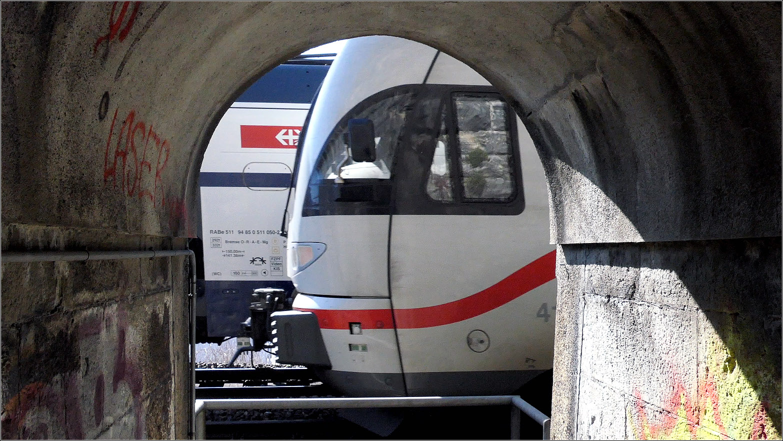 Mit Olli auf Motivsuche in Schaffhause - 

Beim Fotografieren war mir gar nicht aufgefallen, dass wir hier ein Zugbegegnung einfangen konnten. Der in Richtung Winterthur fahrender S-Bahn kam ein deutscher IC in Fahrtrichtung Singen entgegen. Blick von der Unterführung unter der Badener Bahn zur Züricher Strecke.

09.03.2025 