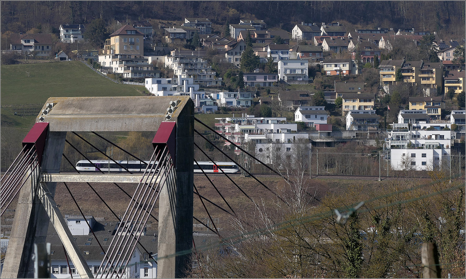 Mit Olli auf Motivsuche in Schaffhausen - 

Hier habe ich versucht den S-Bahnzug der Linie S65 auf den Balken der Schrägseilbrücke zu setzen. Ausblick vom Weinberg nördlich von Flurlingen über das Rheintal hinweg.

09.03.2025 (M)