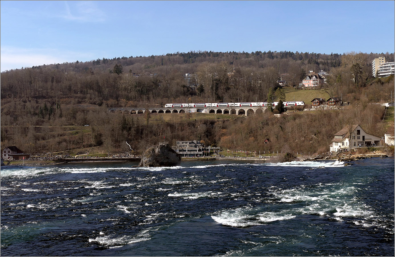 Mit Olli auf Motivsuche in Schaffhausen (bzw. Neuhausen) 

Während der Rheinfall von 'hinten' zu sehen ist, erreicht ein RE nach Zürich Hauptbahnhof die Hangbrücke der Strecke nach Eglisau.

09.03.2025