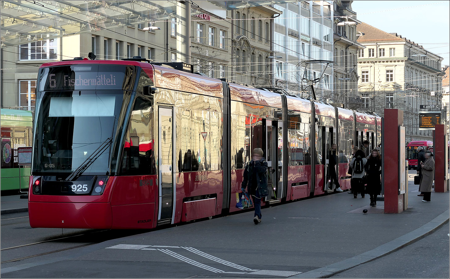 Mit Peter unterwegs in Bern - 

Tramlink 925 der Linie 6 nach Fischermälleli an der Haltestelle Bern Bahnhof.

07.03.2025 