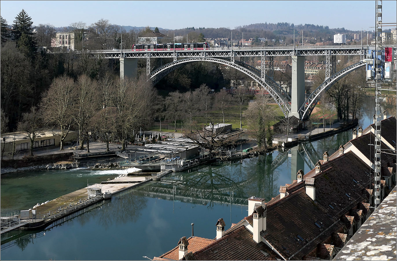 Mit Peter unterwegs in Bern - 

Ein Combino Tram überquert die Kirchfeldbrücke, die sich in der Aare spiegelt. Ausblick von der Münsterplatform.

07.03.2025