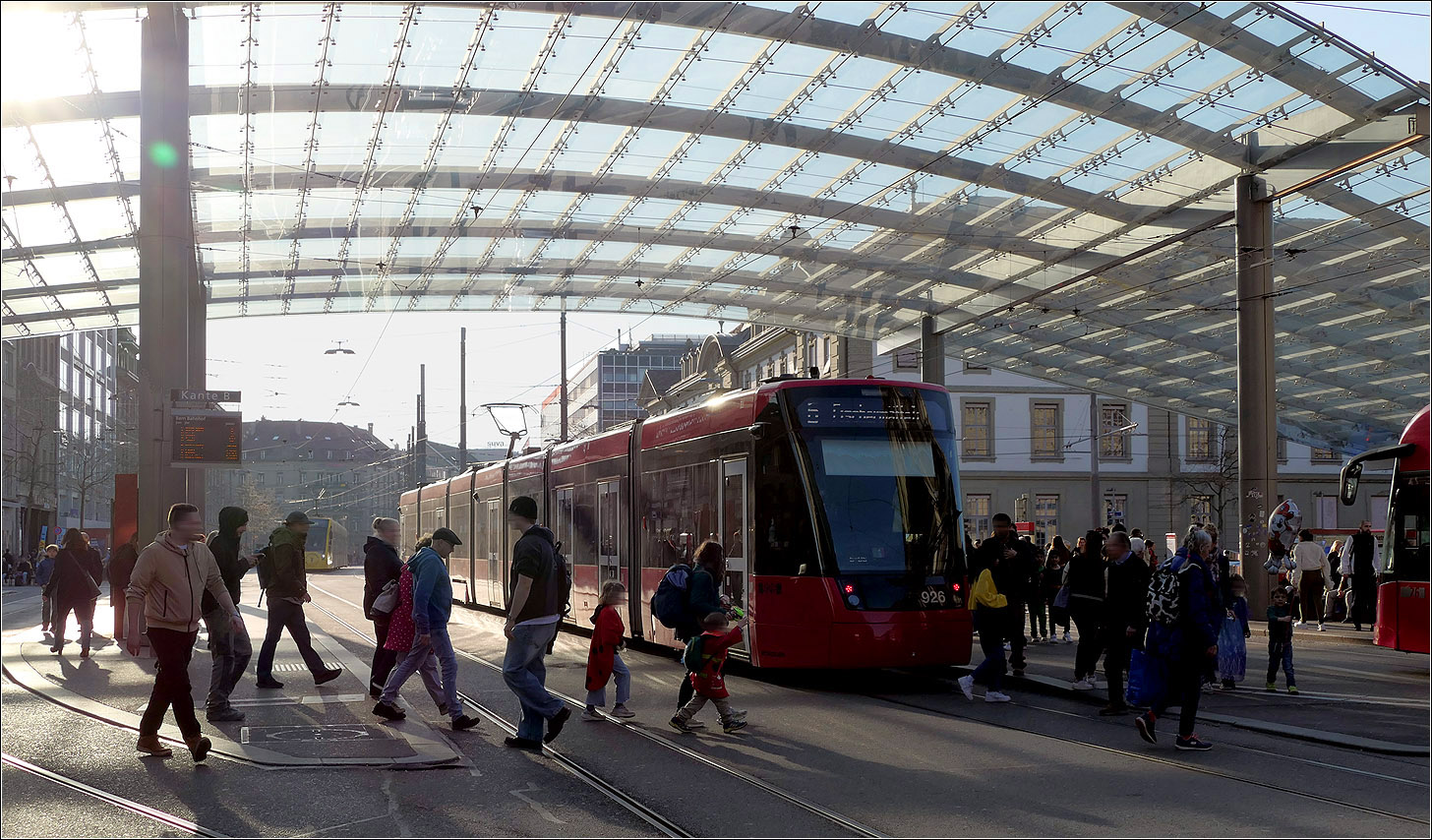 Mit Peter unterwegs in Bern - 

Immer wenn ich an die Haltestelle Bern Bahnhof komme, sind die Lichtverhältnisse schwierig, was aber durchaus seinen Reiz hat. Hier Tramlink 926 nach Fischermätteli.

07.03.2025 