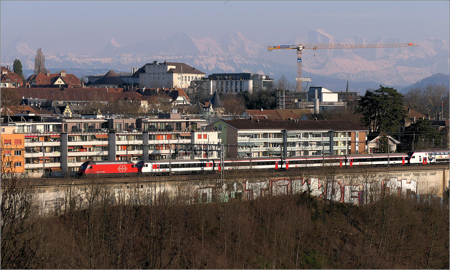 Mit Peter unterwegs in Bern - 

Zwischen den beiden Brückenteilen des Lorraineviadukt in Bern führt ein Teil der Strecke mit einer hohen Stützmauer am Hang des Aaretales entlang. Ein IC erreicht hier gerade diesen Abschnitt. 

Im Hintergrund das Berner Oberland mit dem Schreckhorn, Finteraarhorn, Eiger, Mönch und Jungfrau.

07.05.2025

