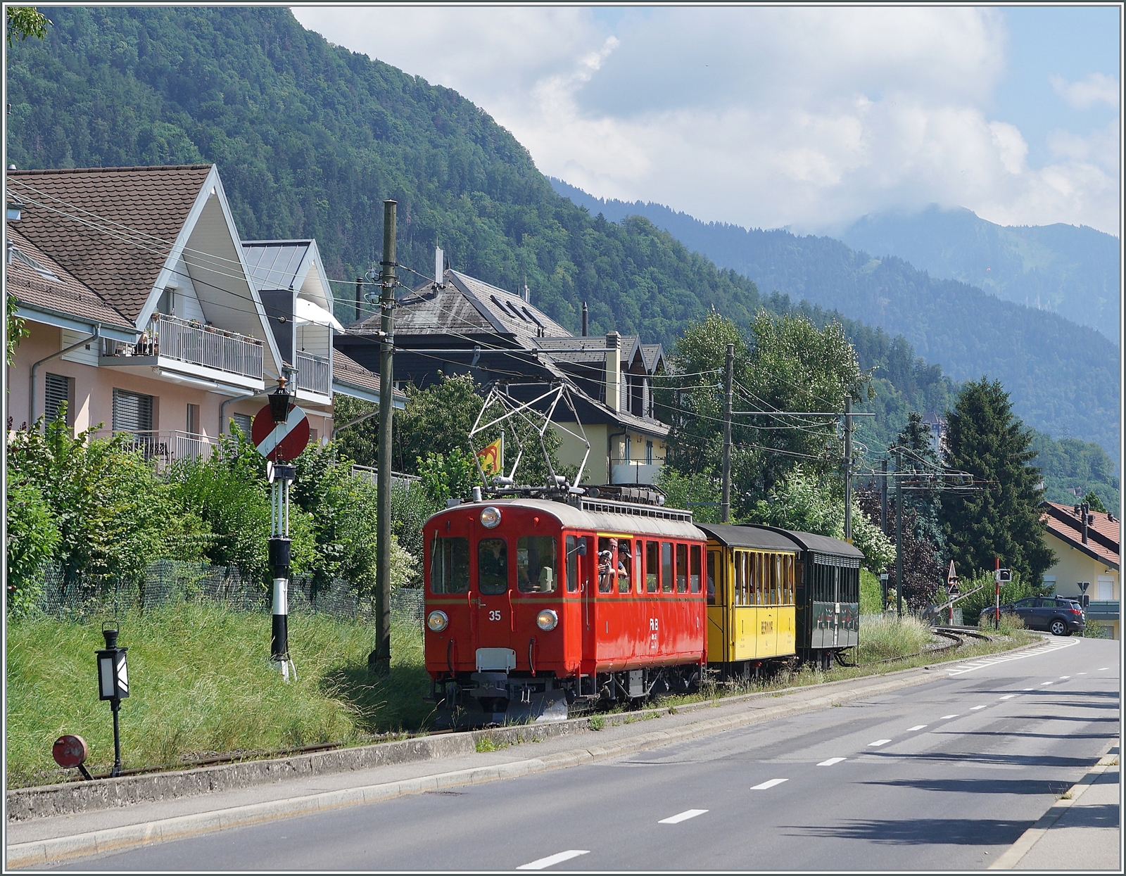 Nach sovielen modernen Zügen nun etwas Nostalgie: Ein bunter RhB Zug mit dem RhB ABe 4/4 N° 35, dem RhB As2 N° 2 und dem RhB AB2 N° 121 (alles Blonay-Chamby Bahn Fahrzeuge) erreichen als Riviera Belle Epoque Zug von Chaulin nach Vevey den Bahnhof von Blonay. 

28. Juli 2024