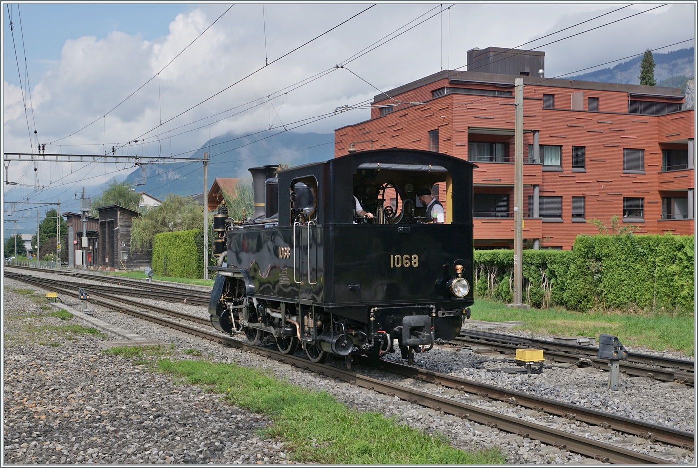 Nachdem die HG 3/3 N° 1068 der BDB (Brünig Dampf Bahn, vormals Ballenberg Dampfbahn) mit ihrem Extrazug von Brünig Hasliberg wieder in Meiringen angekommen ist, wird die Lok zum Ausstellen auf Gleis 2 rangiert.

23. August 2025 