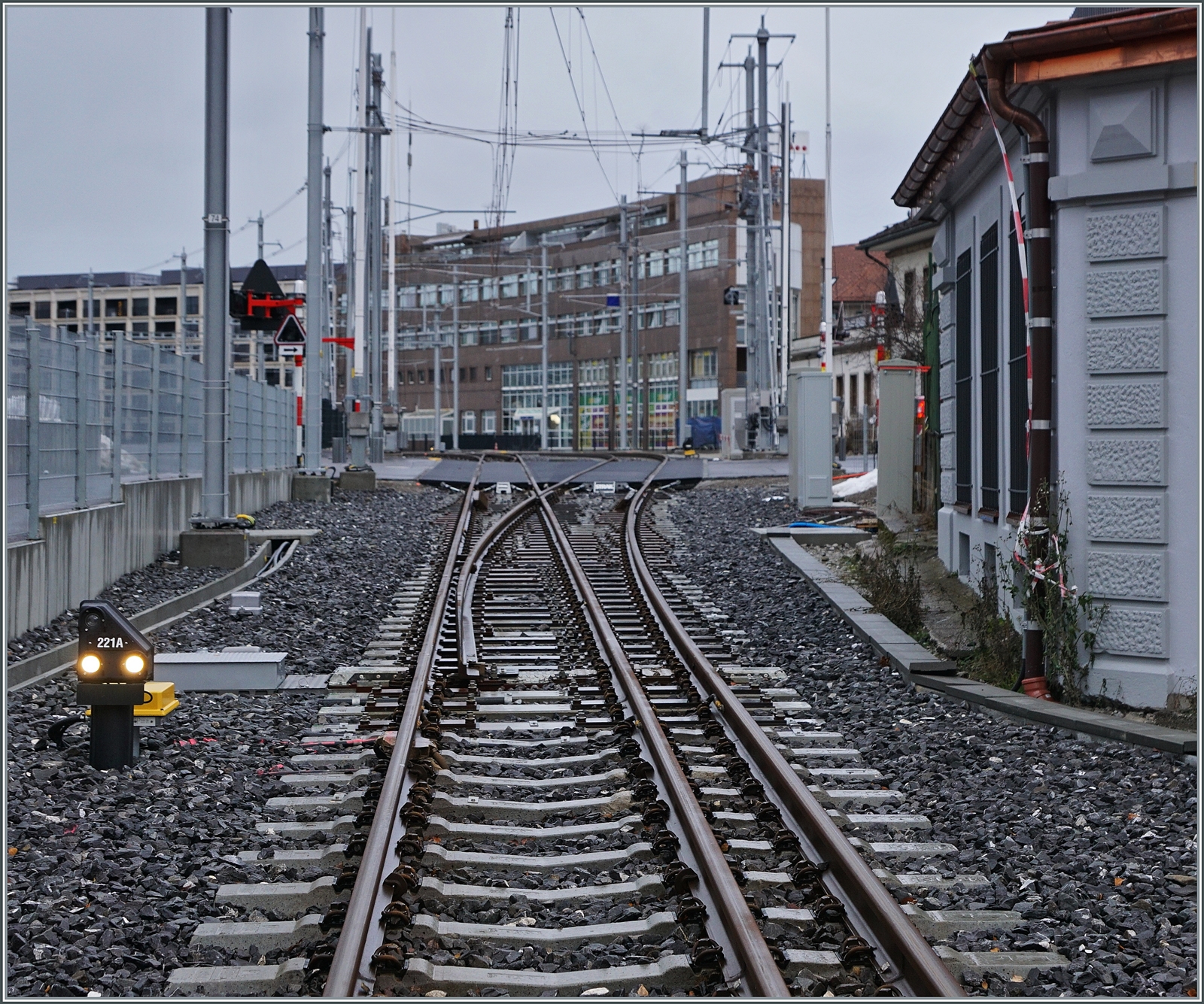 Nachdem ich bereits vermehrt über das neue  Dreischienengleis  der TPF im Rahmen der Umspurung der Strecke Bulle - Broc geschrieben haben hier nun endlich ein paar Bilder davon. In der östlichen Bahnhofsausfahrt des völlig neu gestalteten und versetzen Bahnhofs von Bulle werden die Normal- und Schmalspur zu einem Dreischienengleis vereinigt. Das Bild entstand auf dem Bahnübergang der Route de Vevey.

22. Dezember 2022