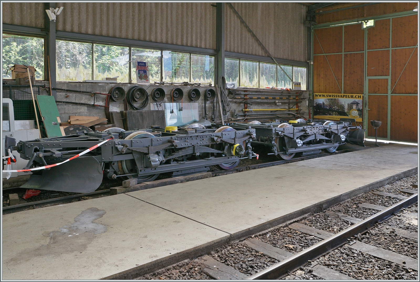 Nachdem letztes Jahr die optischen Auffrischung des RhB ABe 4/4 I 35 erfolgte, dürfte mit dem Revision der Drehgestellte der Bernina Bahn Triebwagen wieder recht oft auf der Blonay-Chamby Bahn zum Einsatz kommen. 
Das Bild zeigt die fertigen Drehgestelle in Chaulin.

20. Mai 2024