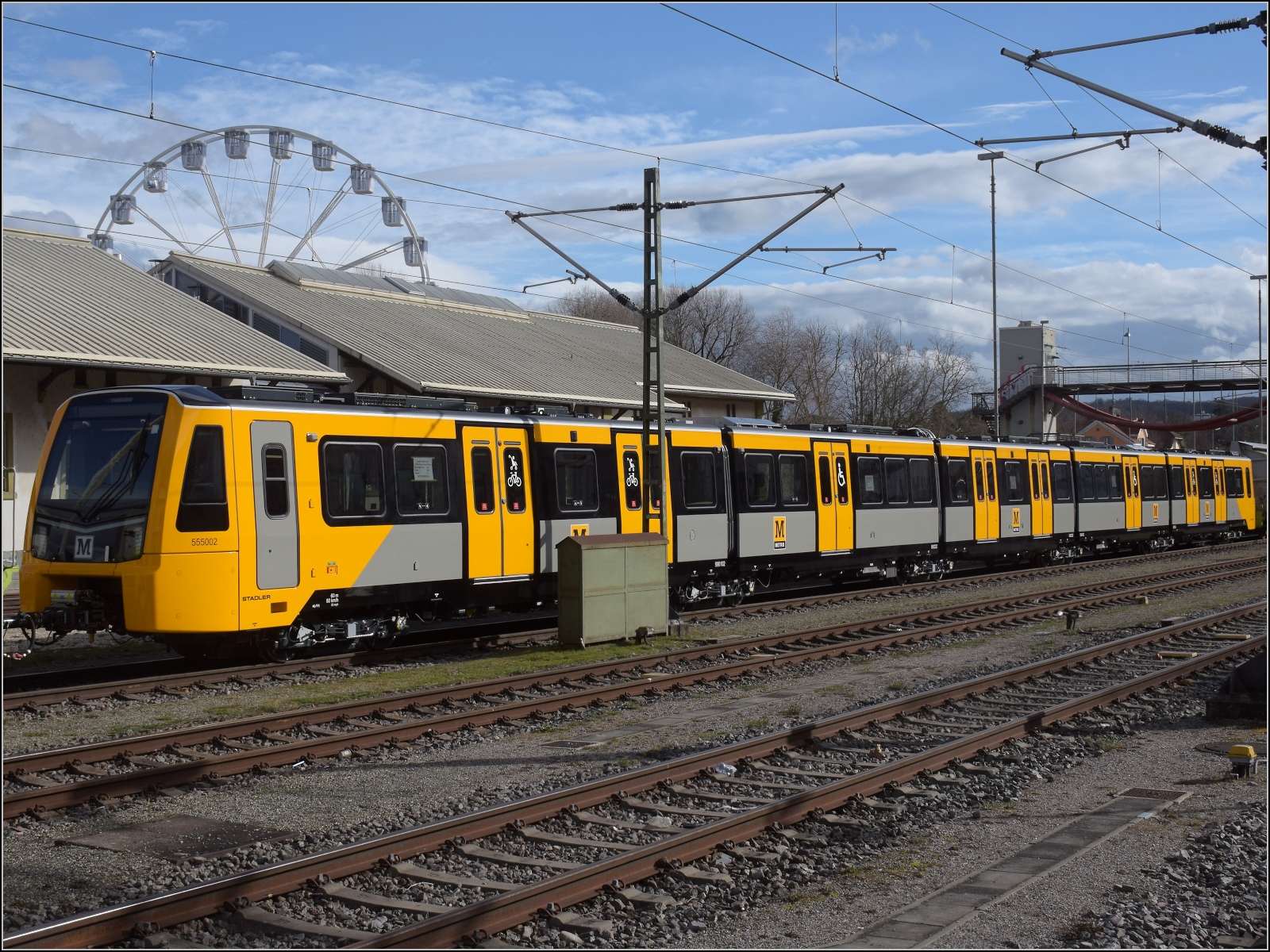 Nachtrag zum S26-BB-und-IGS-Minitreffen.

555 002, der zweite Zug der Class 555, ist nun wieder gereinigt und kann nach Newcastle upon Tyne ausgeliefert werden. Die Geordies können sich auf einen schönen Zug freuen. Constance upon Ryne, März 2023.