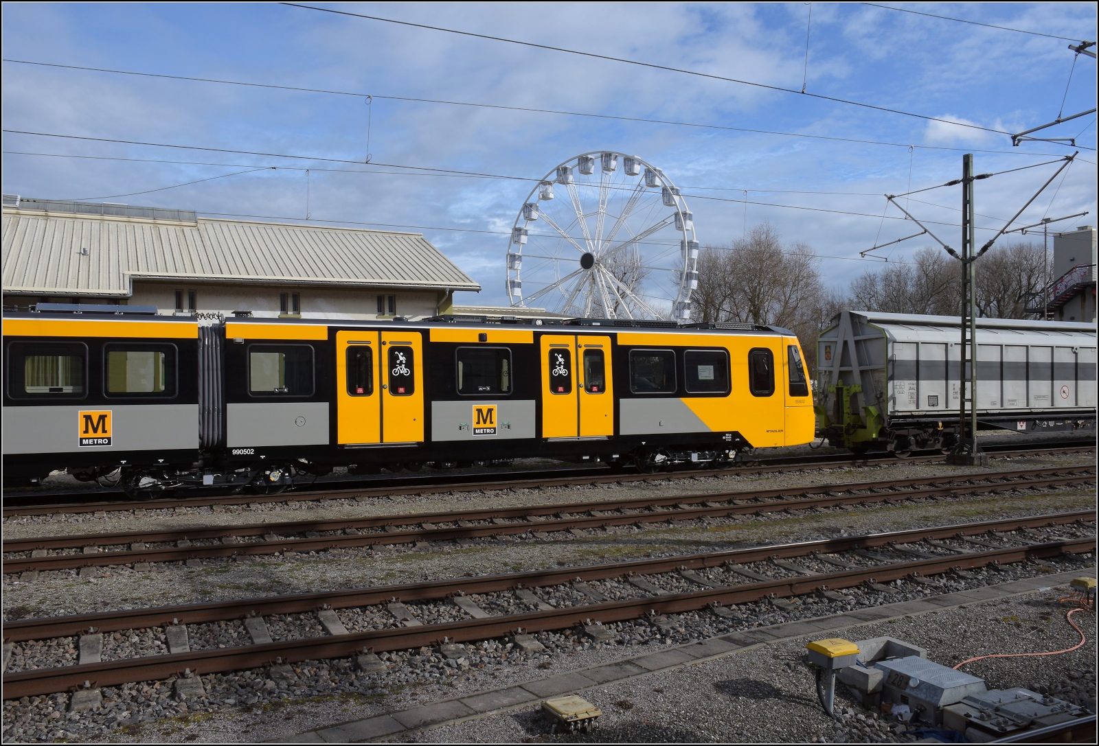 Nachtrag zum S26-BB-und-IGS-Minitreffen.

555 002, der zweite Zug der Class 555, ist nun wieder gereinigt und kann nach Newcastle upon Tyne ausgeliefert werden. In diesen Zugteil gehört alles, was Räder hat: Kinderwagen, Fahrräder, Riesenräder... Constance upon Ryne, März 2023.
