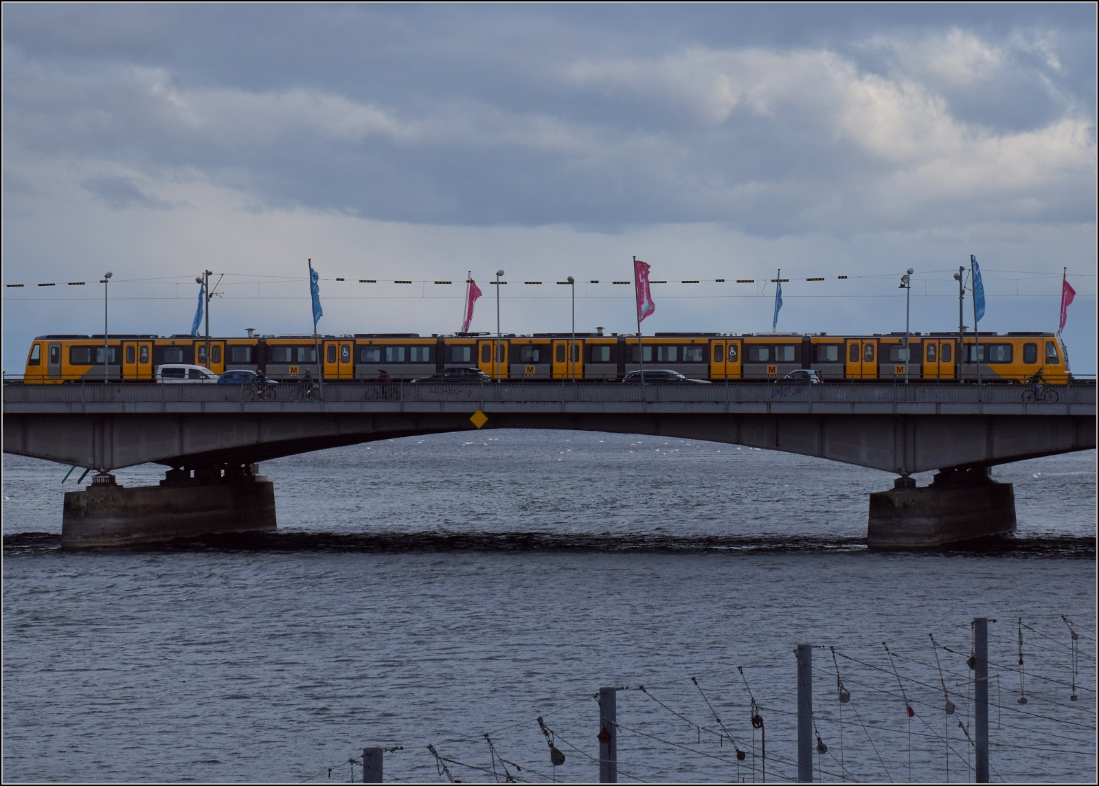 Nachtrag zum S26-BB-und-IGS-Minitreffen.

Die neue Tyne & Wear Metro 555 002 in Constance upon Ryne. März 2023.